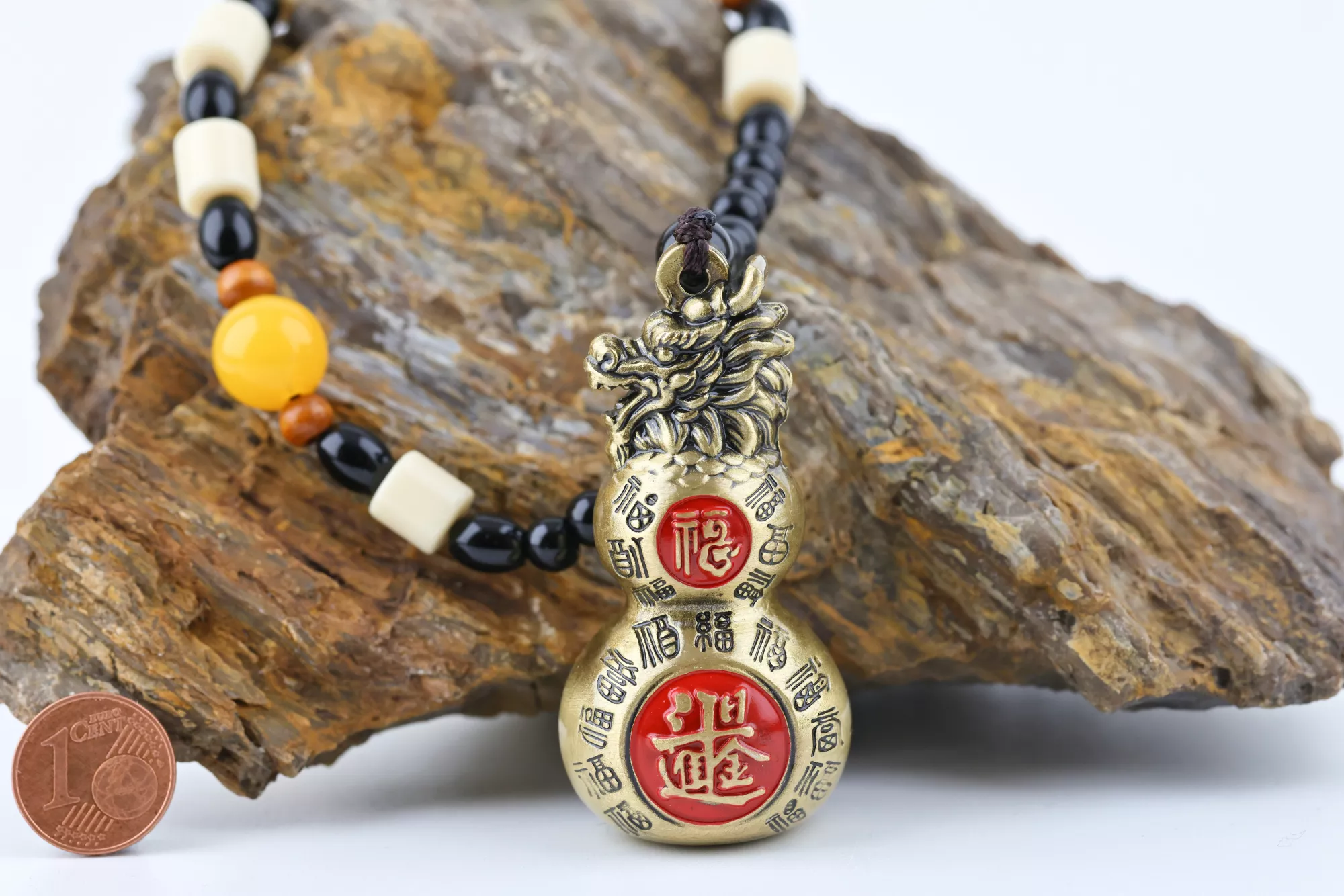Dieses Feng-Shui-Hängeornament zeigt eine traditionelle doppelte Kalebasse (Wu Lou), gekrönt von einem Drachenkopf – ein anerkanntes Symbol für Gesundheit, Vitalität und langes Leben. 
