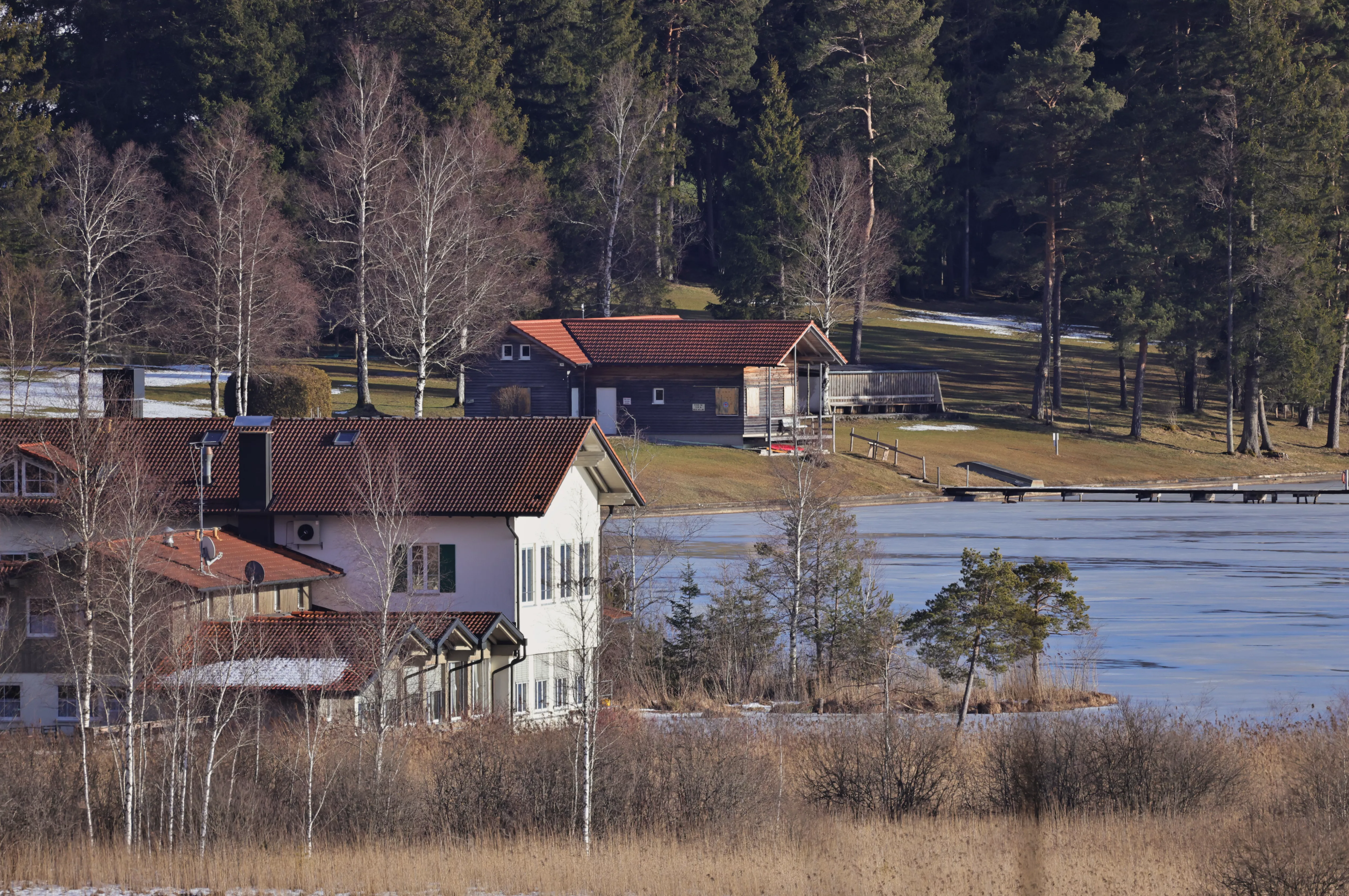 Elbsee Restaurant bei Aitrang mit ruhiger Wasserfläche und Spiegelungen der Landschaft.