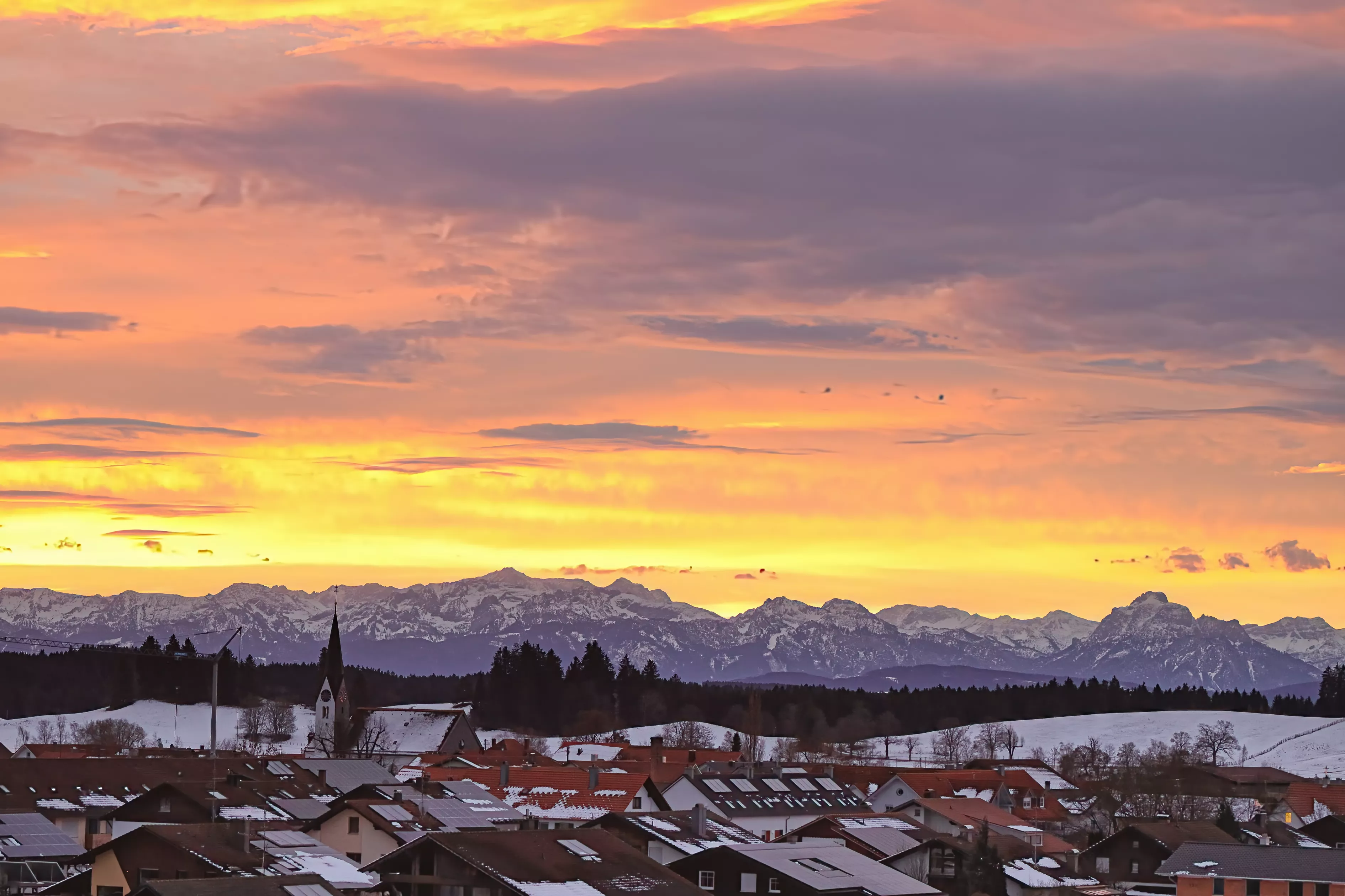 Allgäuer Sonnenaufgang bei Aitrang, aufgenommen mit der Canon EOS R5 Mark II, klare Farben und feine Details.