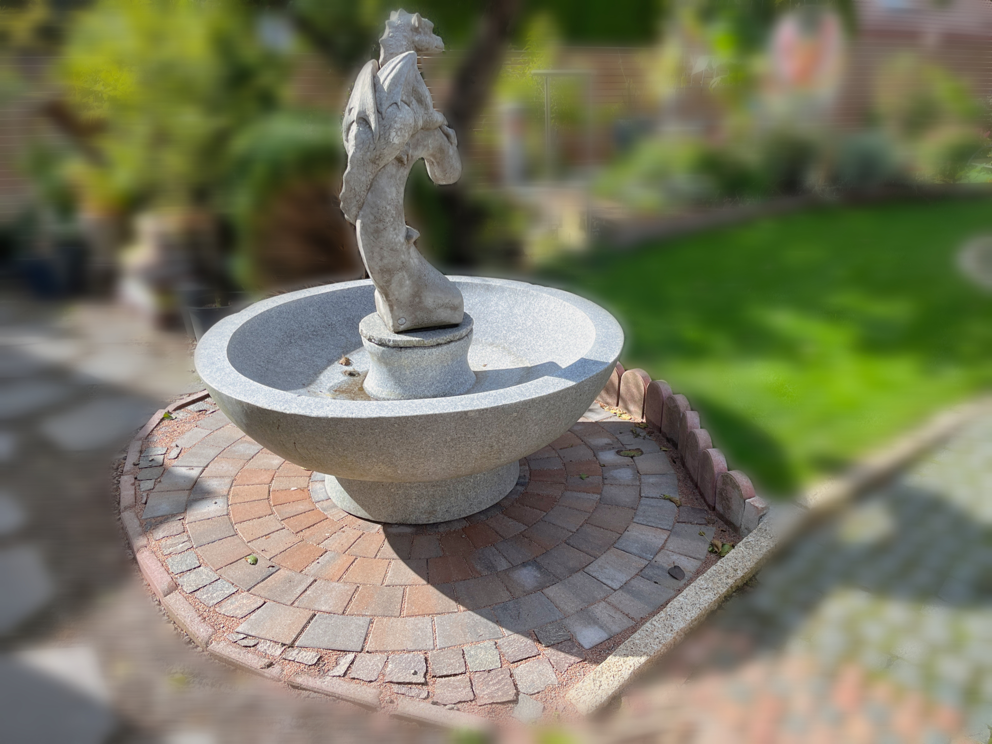 Eine Möglichkeit einen geomantischen Kraftplatz im Garten zu errichten.