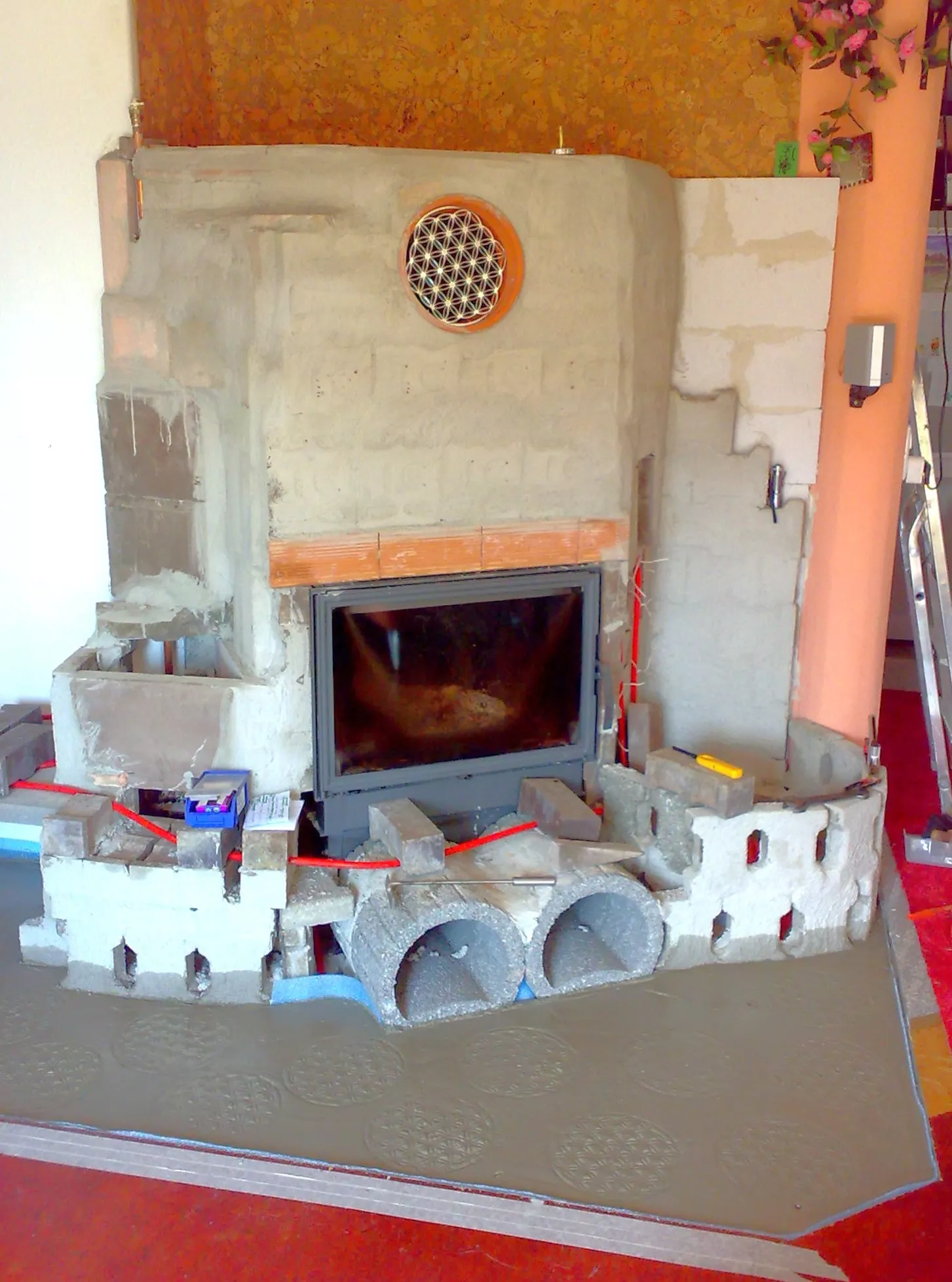 Blume des Lebens aus Edelstahl in den Estrich gedrückt 