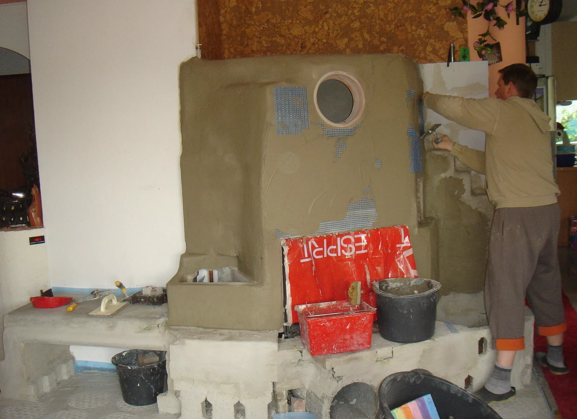 Verputzen der gemauerten Steinkonstruktion