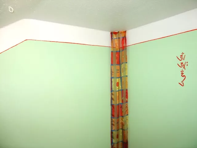 Eine Ranke, die über eine harte Ecke gelegt oder entlang einer Kante geführt wird