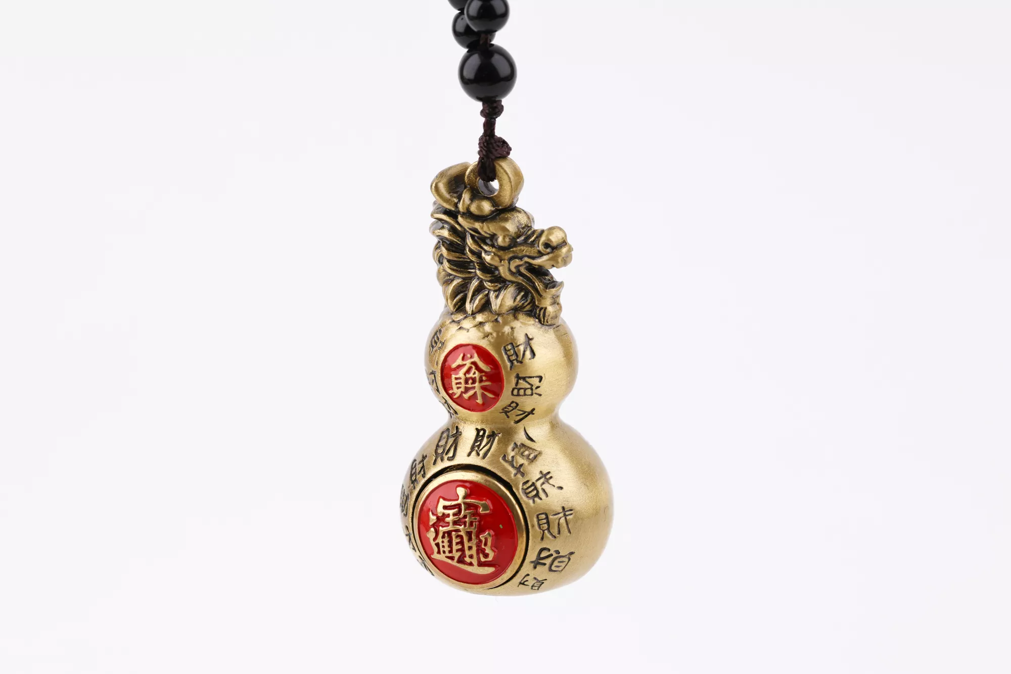 Feng Shui Glücksbringer – Kürbis für Gesundheit & Langes Leben. Der Glücksbringer vereint mehrere kraftvolle Symbole, die gemeinsam für Fülle, Schutz und Lebensenergie stehen. Die roten Schriftzeichen wie „Geld“, „Schatz“, „Reichtum“ und „Wohlstand“ bilden einen energetischen Kreis um den Kürbis und symbolisieren die kontinuierliche Bewegung von Fülle im Leben.