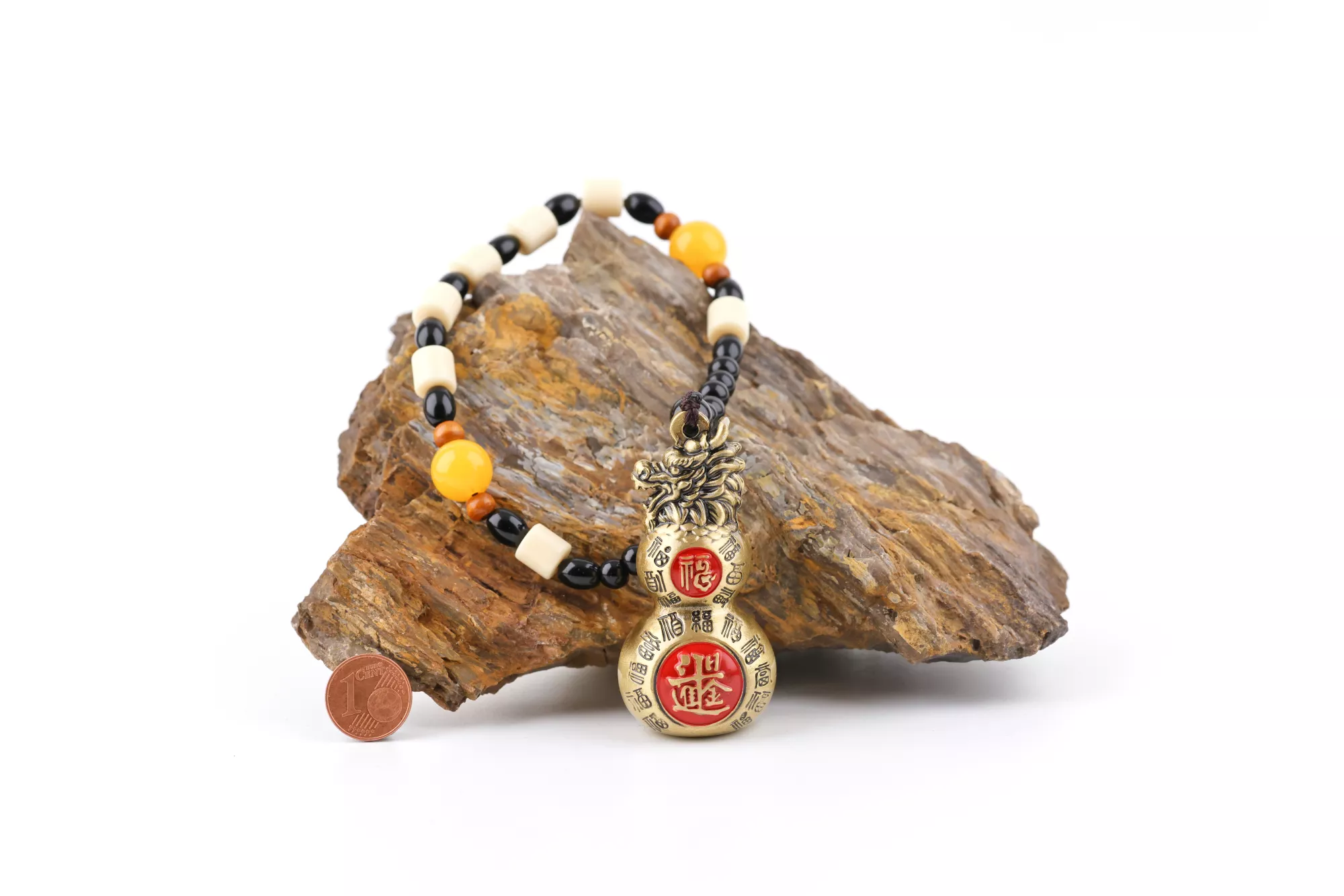 Dieser kunstvoll gestaltete Feng‑Shui‑Glücksbringer vereint traditionelle Symbolik mit hochwertiger Verarbeitung. Der Anhänger zeigt einen goldfarbenen Kürbis (Hulu), der in der chinesischen Kultur seit Jahrhunderten als Zeichen für Gesundheit, Vitalität, Schutz und ein langes Leben gilt.