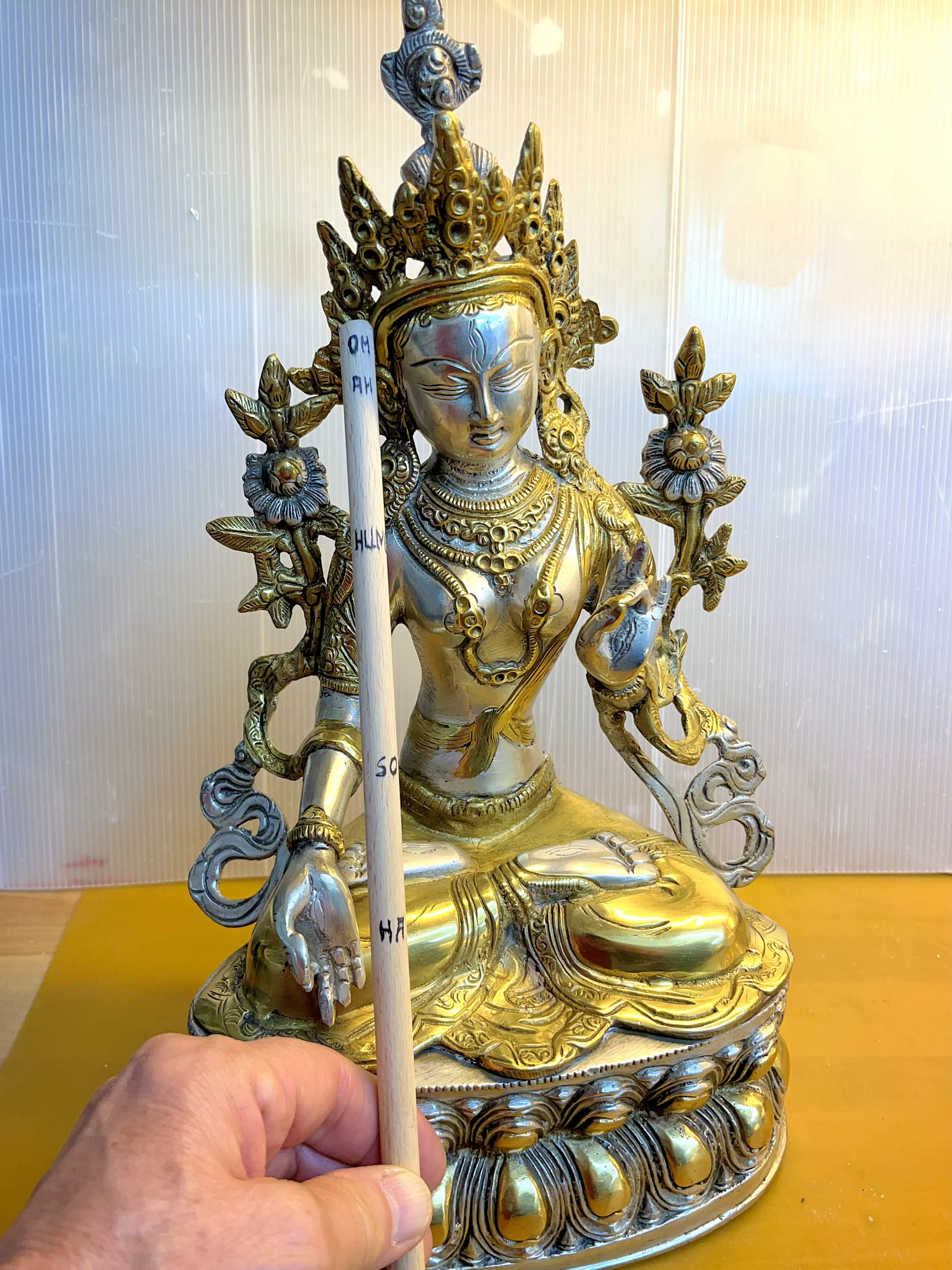 Ungefüllte Tara‑Statue aus Messing vor Beginn der energetischen Füllung