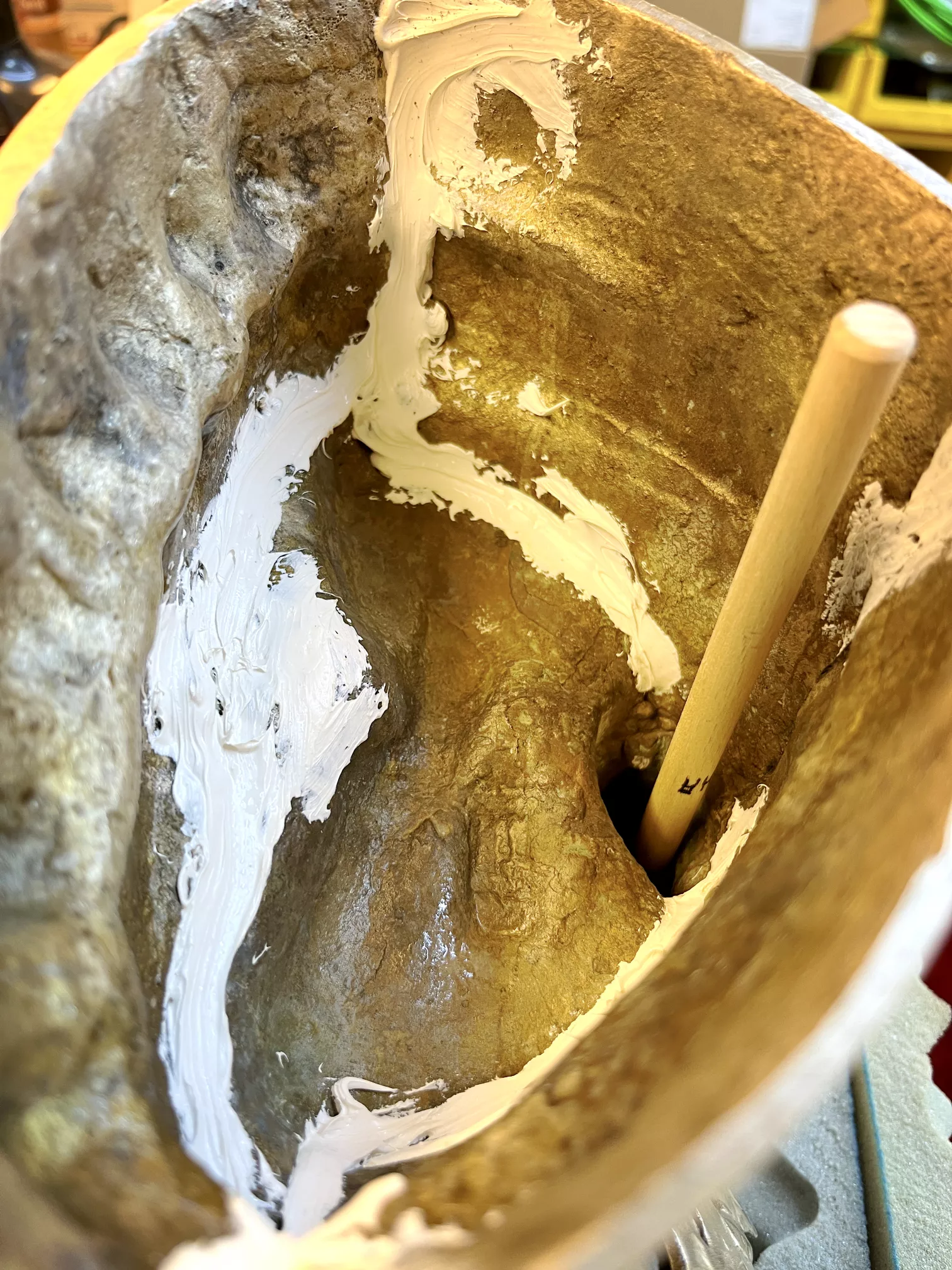 Geöffnete Tara‑Statue mit sichtbarem Innenraum für die Füllung