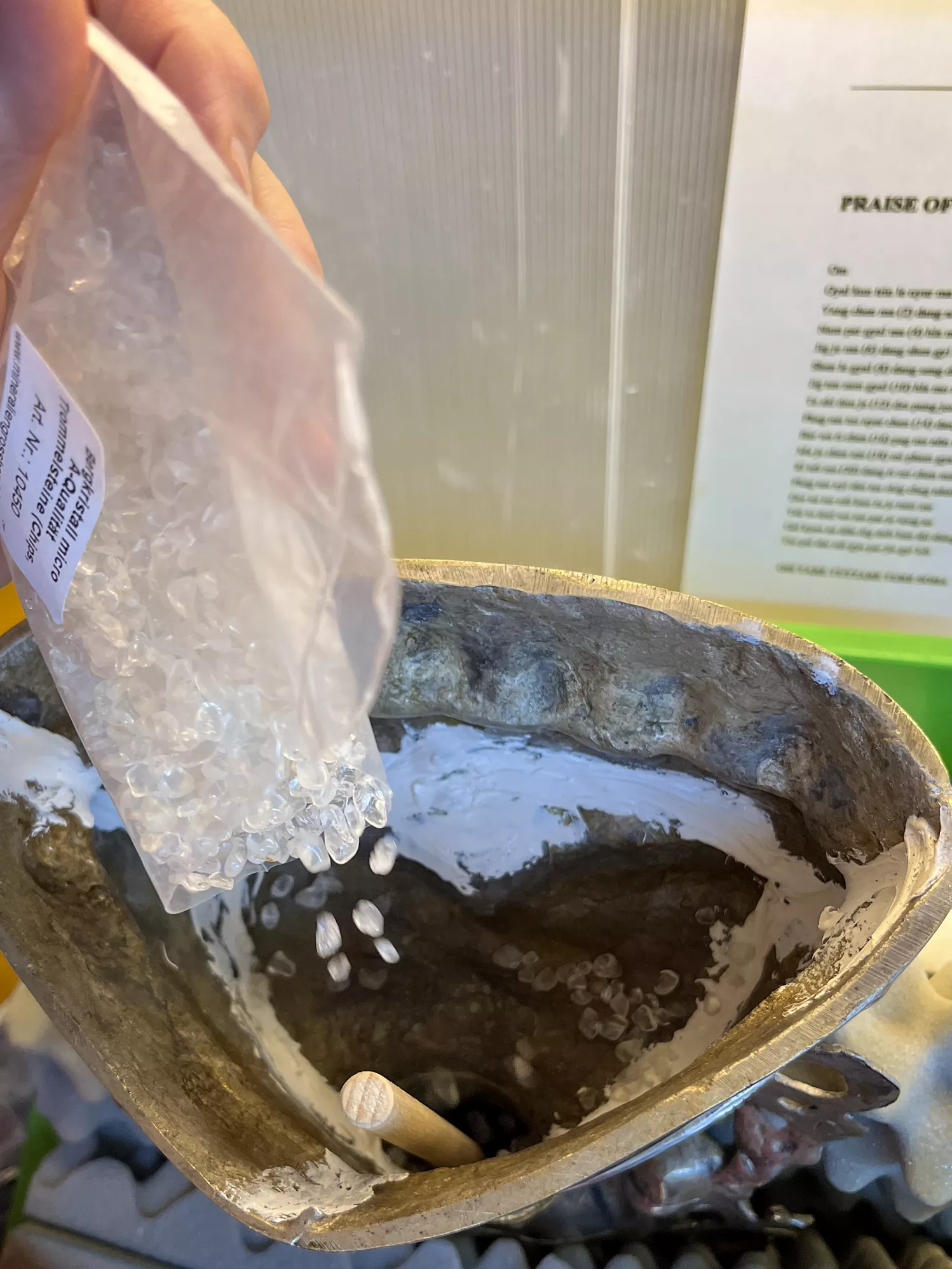 Tara Statue wird mit Bergkristall gefüllt