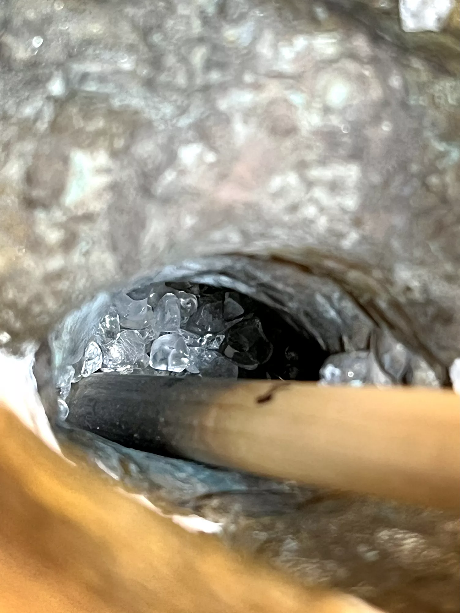 Tara Statue wird mit Bergkristall gefüllt