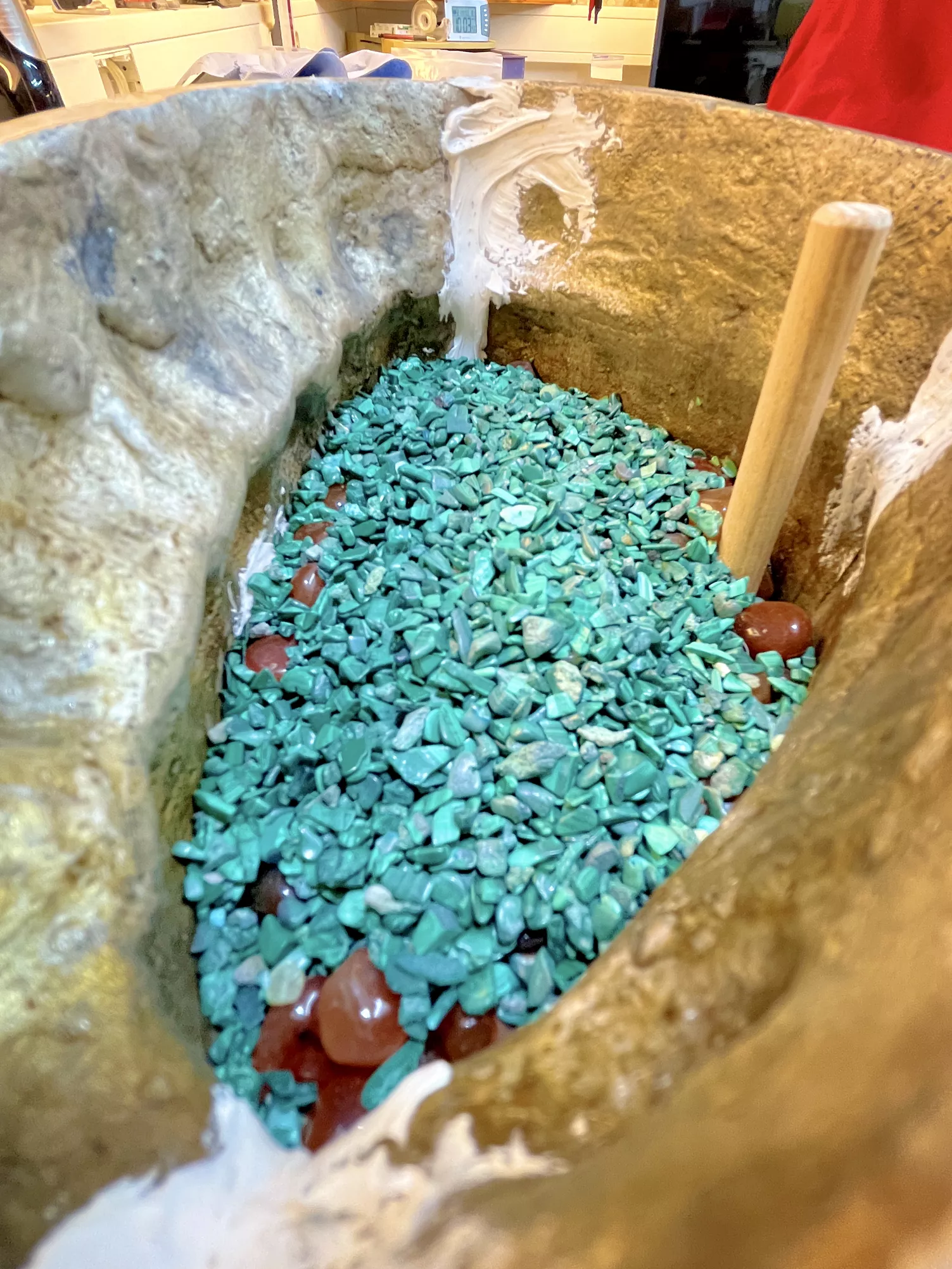 Kristalle werden achtsam in die Tara‑Statue eingelegt