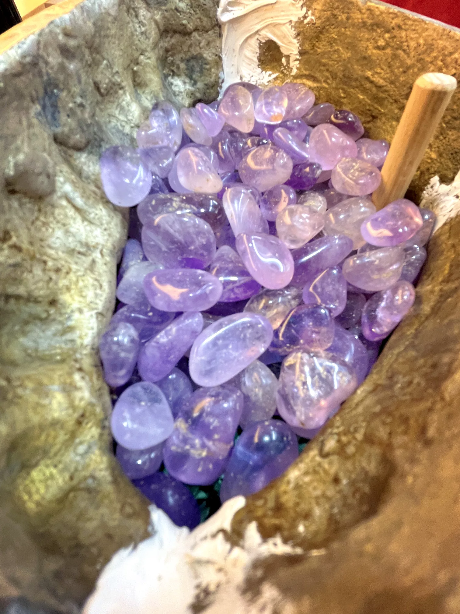 Kristalle werden achtsam in die Tara‑Statue eingelegt