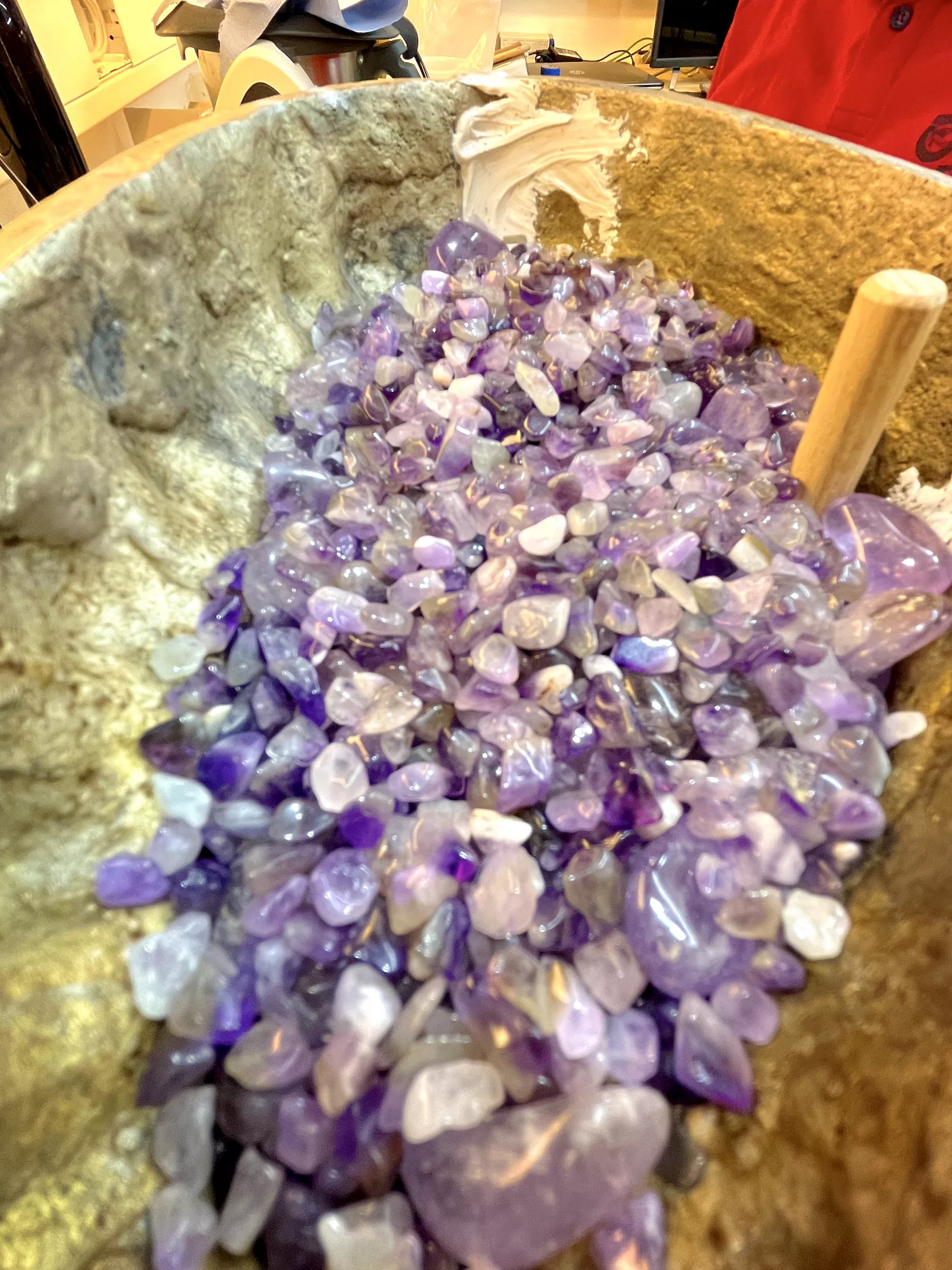 Kristalle werden achtsam in die Tara‑Statue eingelegt