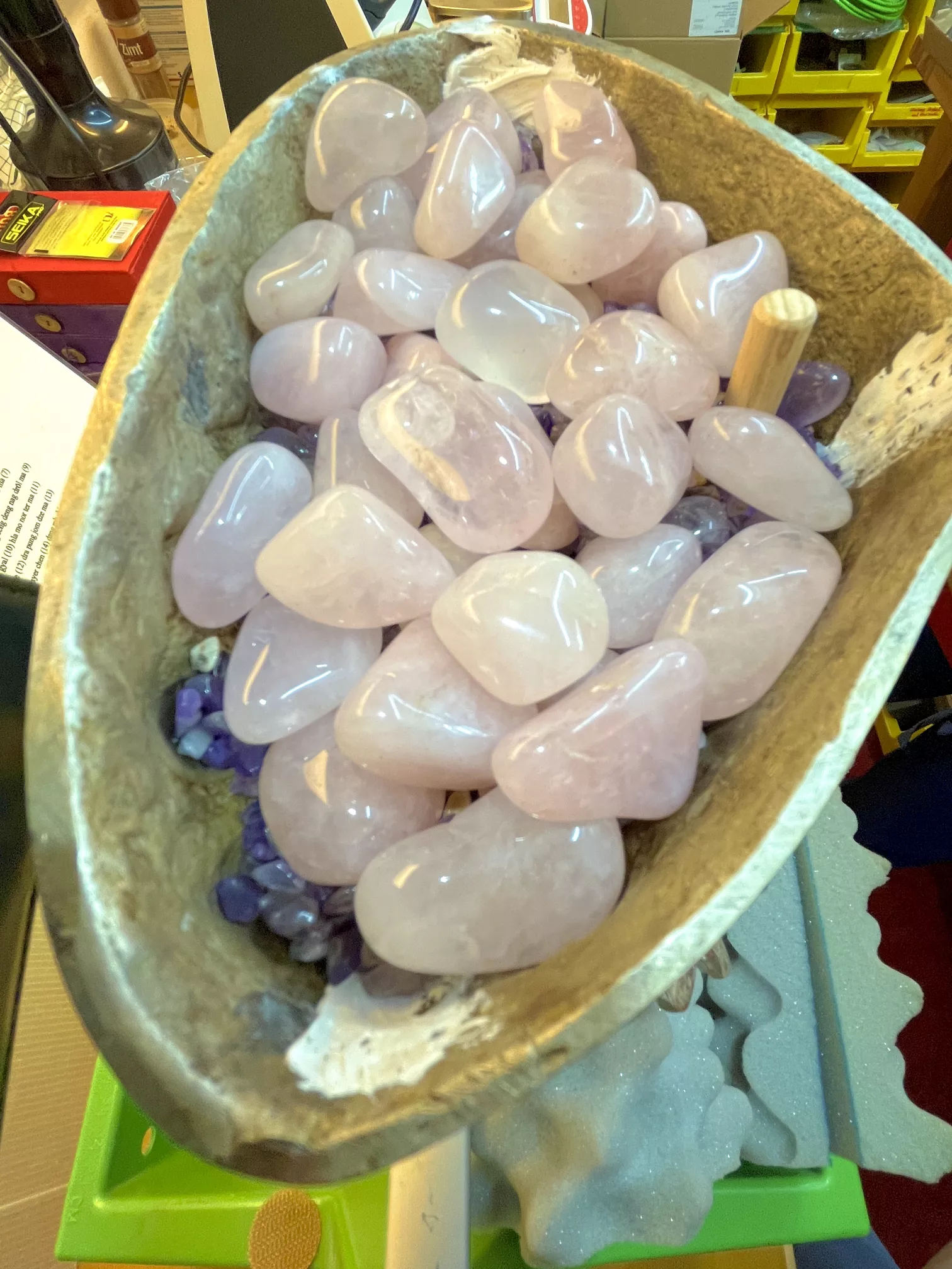 Schichtweise Füllung der Tara‑Statue mit Kristallen und heiligen Materialien