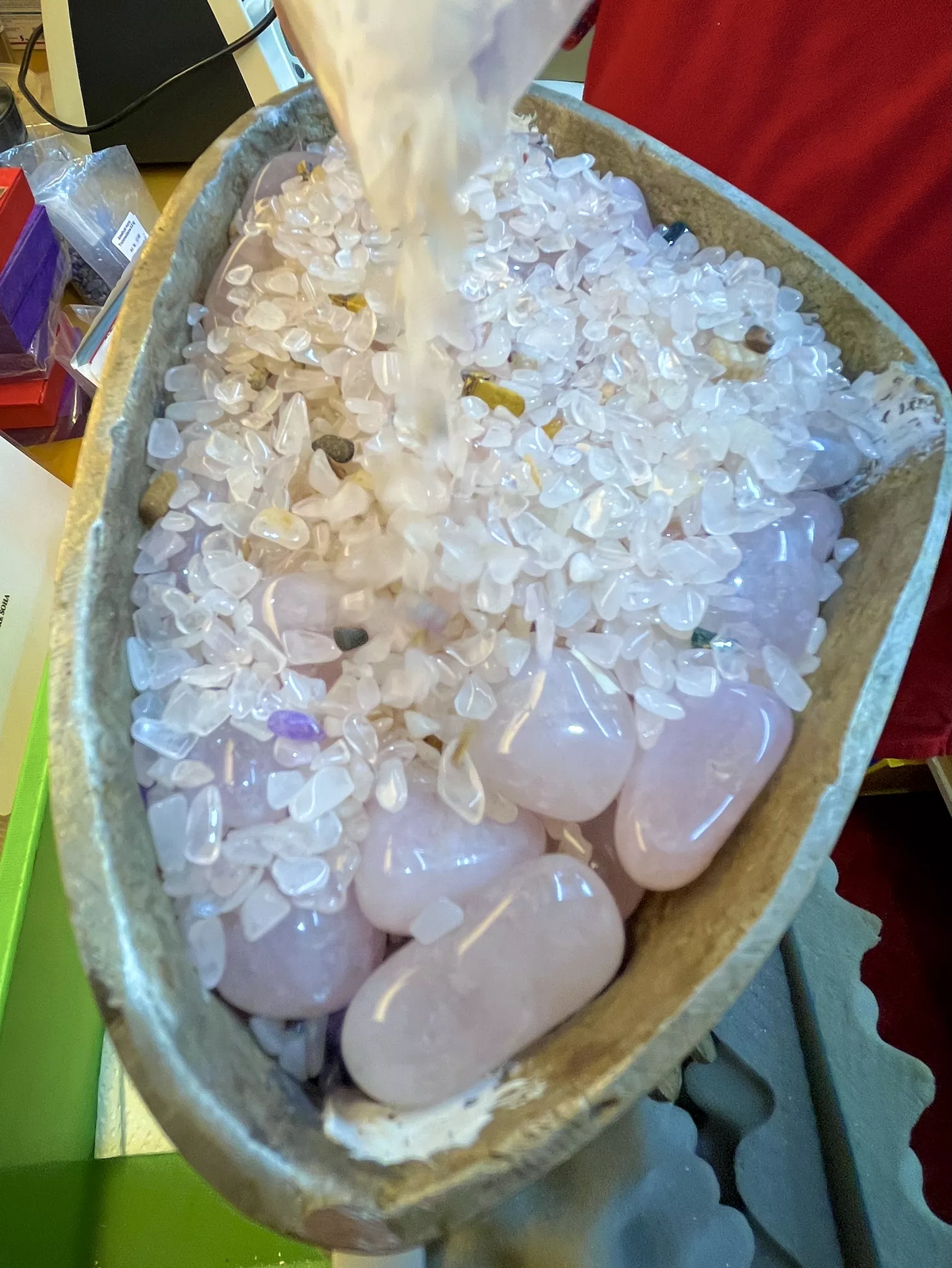 Schichtweise Füllung der Tara‑Statue mit Kristallen und heiligen Materialien