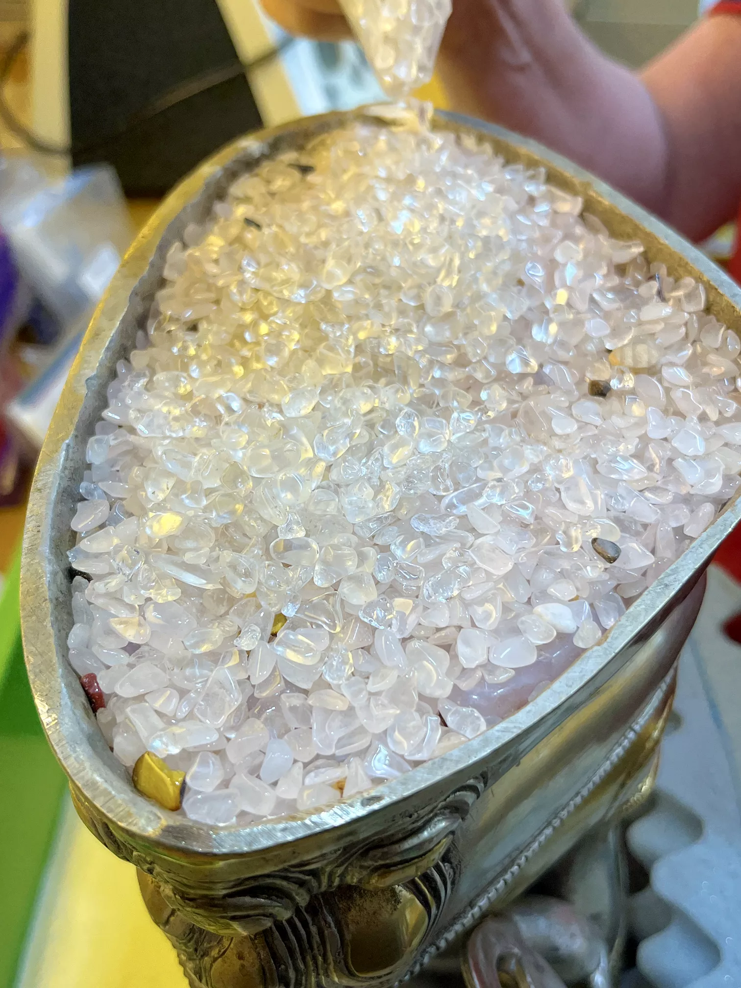 Schichtweise Füllung der Tara‑Statue mit Kristallen und heiligen Materialien