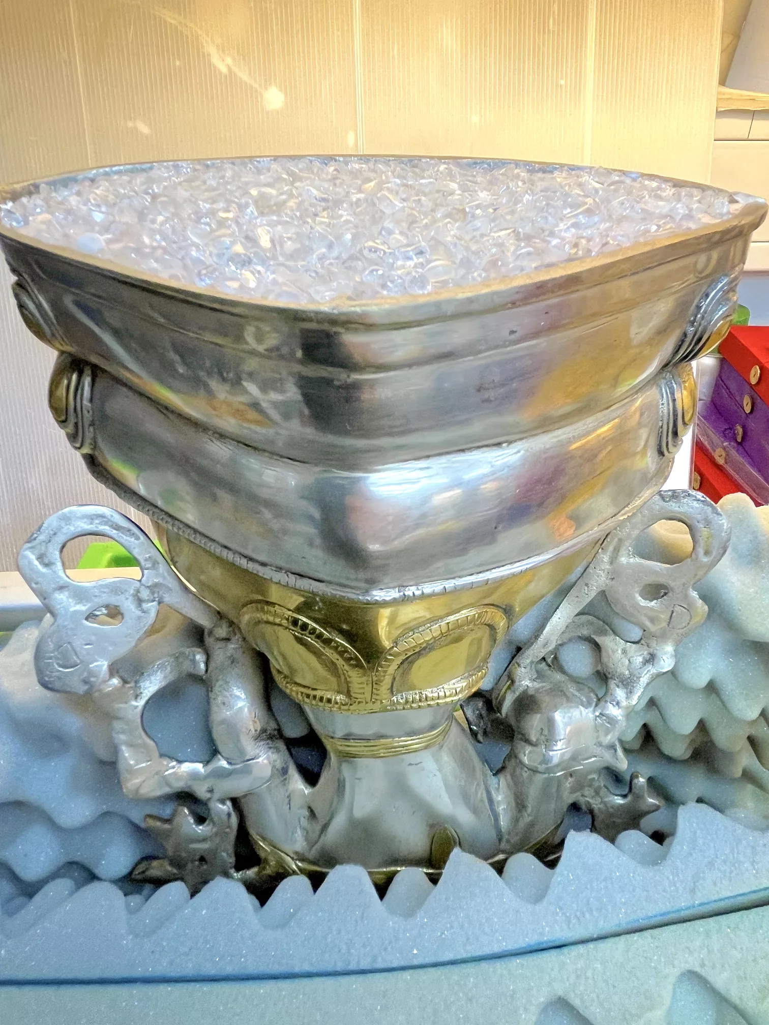 Tara Statue voll mit Kristallen und gesegneten Beigaben