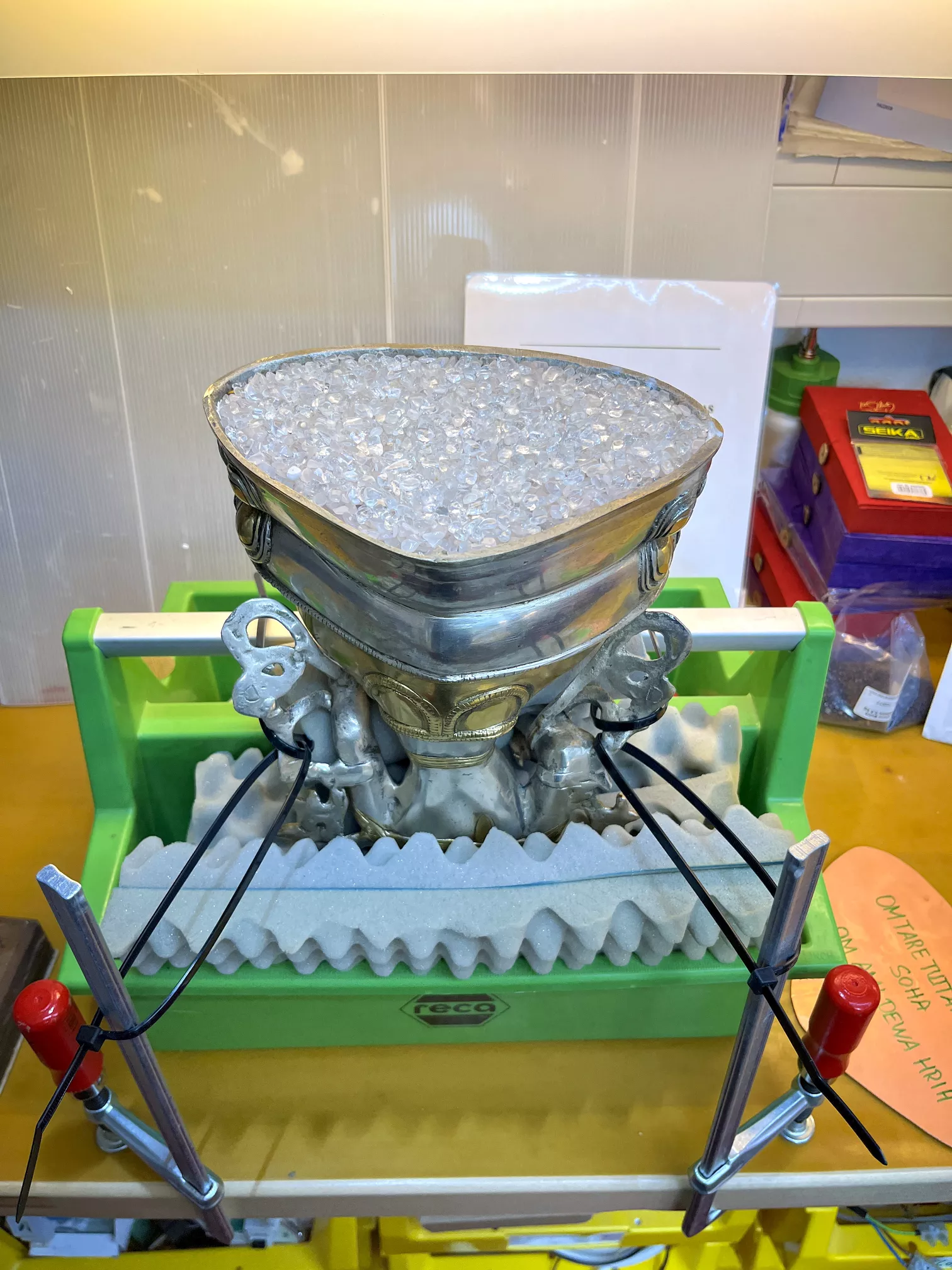 Tara Statue voll mit Kristallen und gesegneten Beigaben