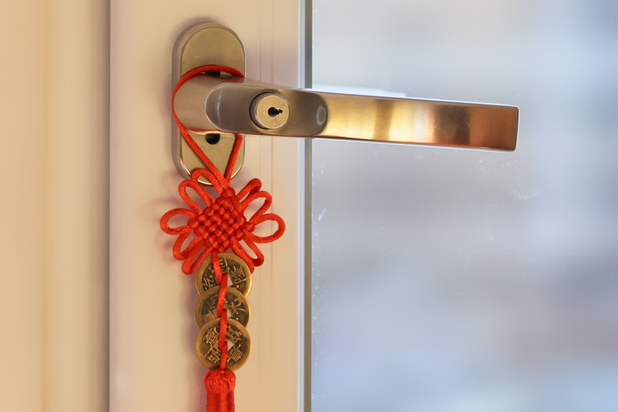 Gebundenes 3er‑Set chinesischer Glücksmünzen mit rotem Glücksknoten
