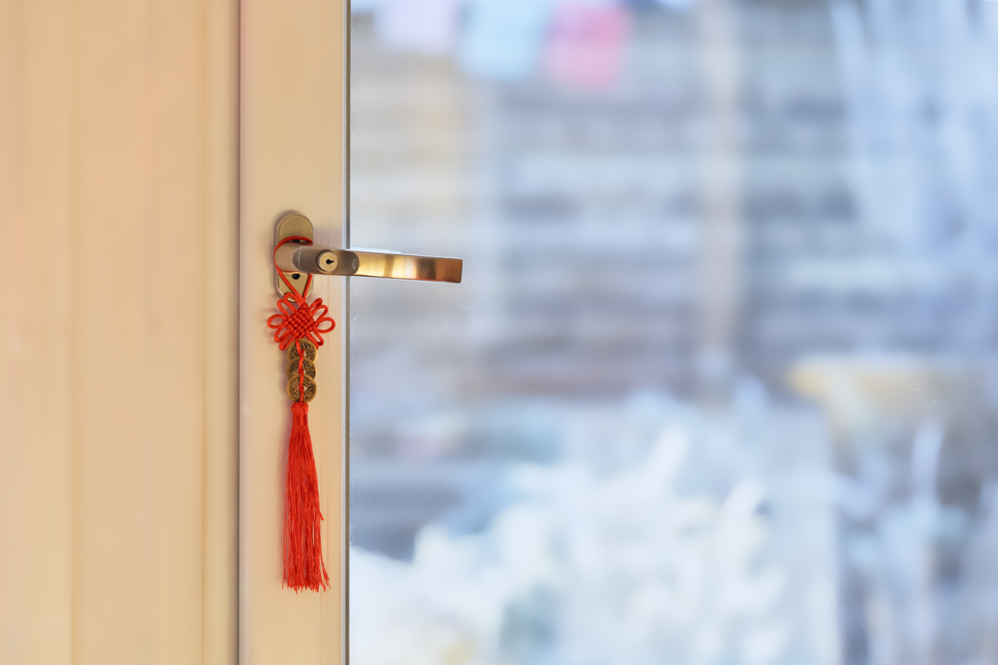 Gebundenes 3er‑Set chinesischer Glücksmünzen mit rotem Glücksknoten
