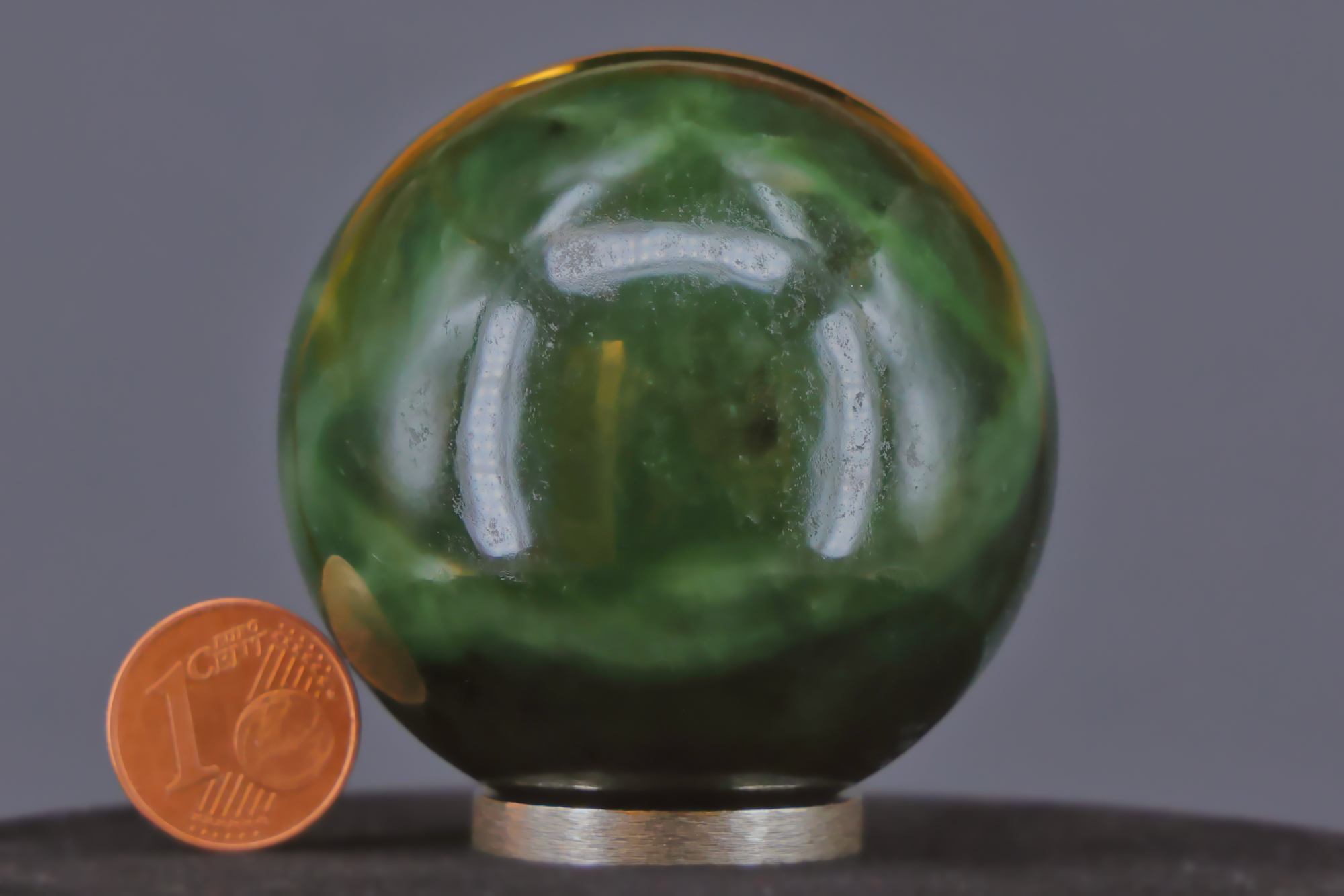 Jade Nephrit Kugel 50 mm auf Metallring Halterung