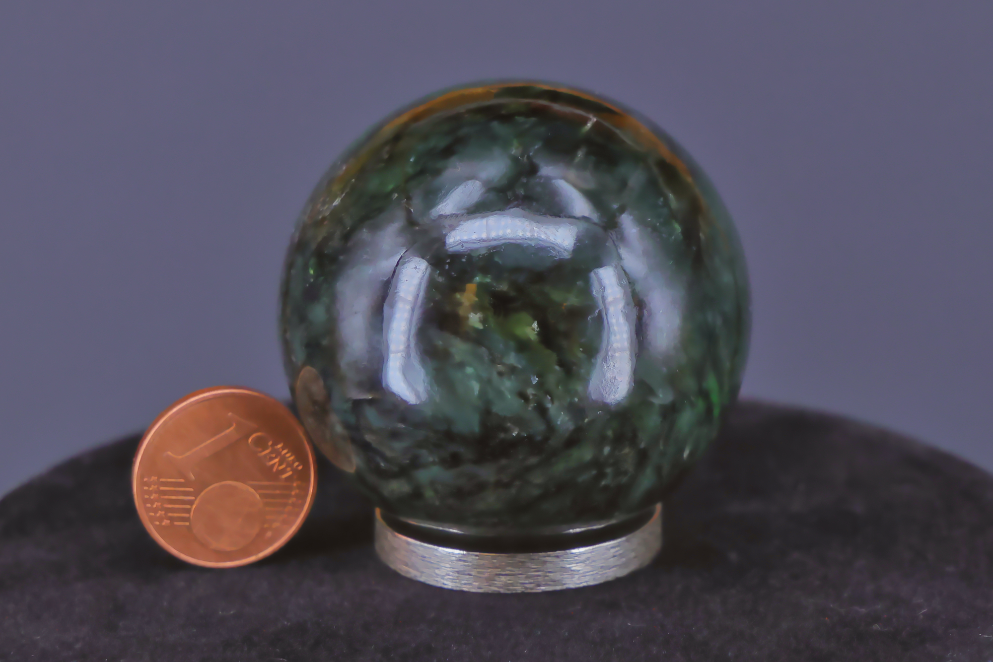 Jade Nephrit Kugel 41 mm auf Metallring Halterung