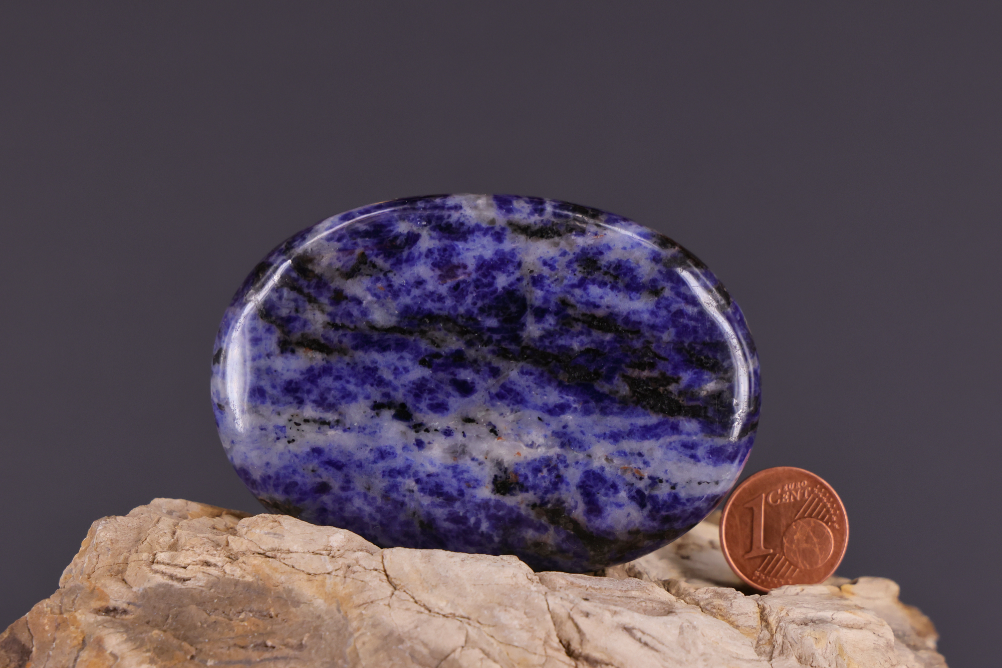 Glatter Sodalith Seifenstein für Massage und Achtsamkeit.