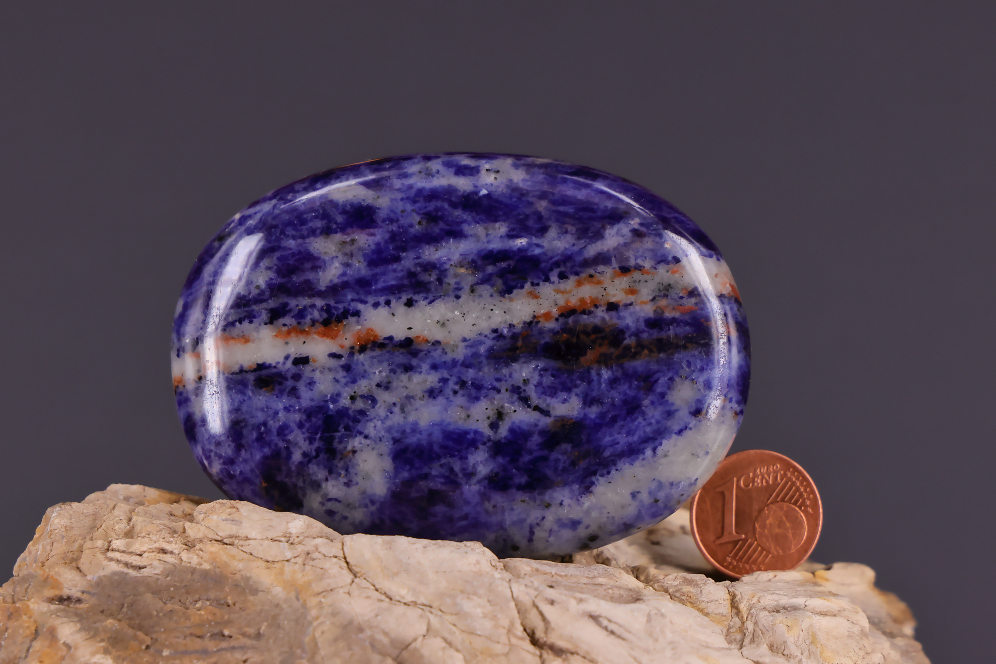 Glatter Sodalith Seifenstein für Massage und Achtsamkeit.