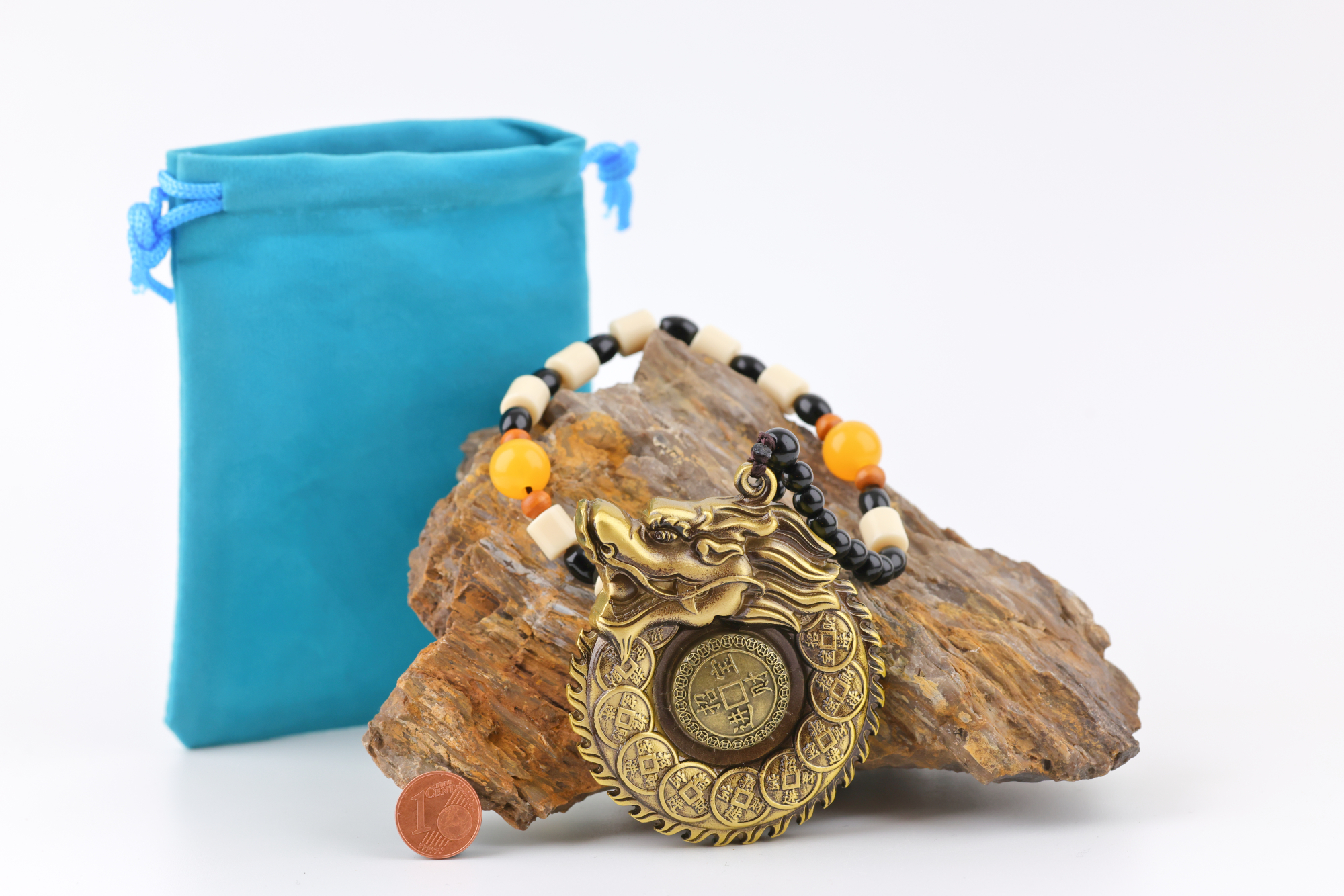 Feng Shui Glücksbringer „Drachenumzingelung – Wächter“
Ein kraftvoller Schutz- und Wohlstandsanhänger mit 12 Symbolmünzen und detailreichem Drachenkopf.
Die große Mittelmünze ist beidseitig geprägt und so leichtgängig gelagert, dass sie sich fast von selbst dreht – ein Symbol für aktivierten Energiefluss, Wandlung und Bewegung.
Ideal für Eingang, Arbeitsplatz, Ritualplatz oder unterwegs.
Schützt, harmonisiert und stärkt deinen Raum – traditionell, symbolisch und kraftvoll.