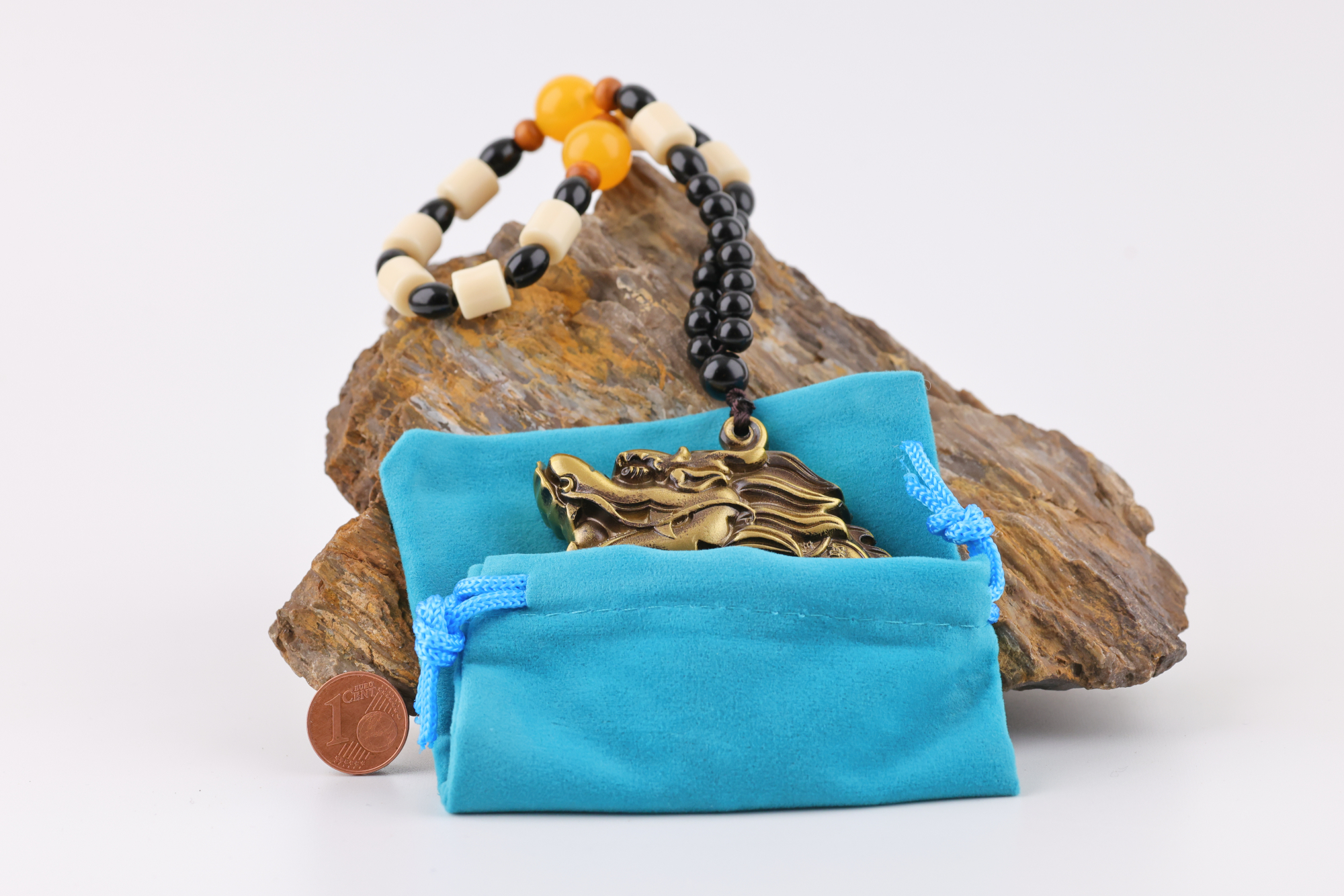 Feng Shui Glücksbringer „Drachenumzingelung – Wächter“
Ein kraftvoller Schutz- und Wohlstandsanhänger mit 12 Symbolmünzen und detailreichem Drachenkopf.
Die große Mittelmünze ist beidseitig geprägt und so leichtgängig gelagert, dass sie sich fast von selbst dreht – ein Symbol für aktivierten Energiefluss, Wandlung und Bewegung.
Ideal für Eingang, Arbeitsplatz, Ritualplatz oder unterwegs.
Schützt, harmonisiert und stärkt deinen Raum – traditionell, symbolisch und kraftvoll.