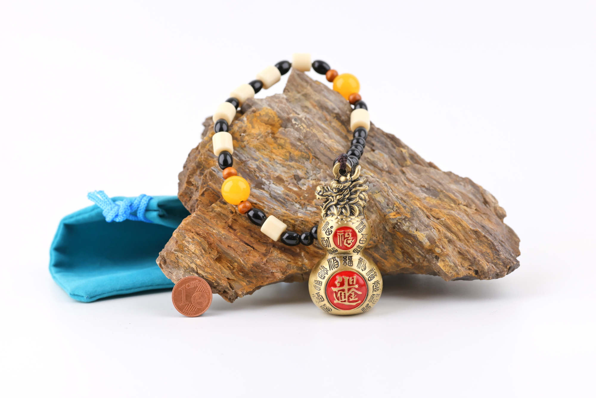 Feng‑Shui‑Glücksbringer in Kürbisform mit Drachenkopf, roten Glückssiegeln und chinesischen Schriftzeichen für Gesundheit, Schutz und Wohlstand.