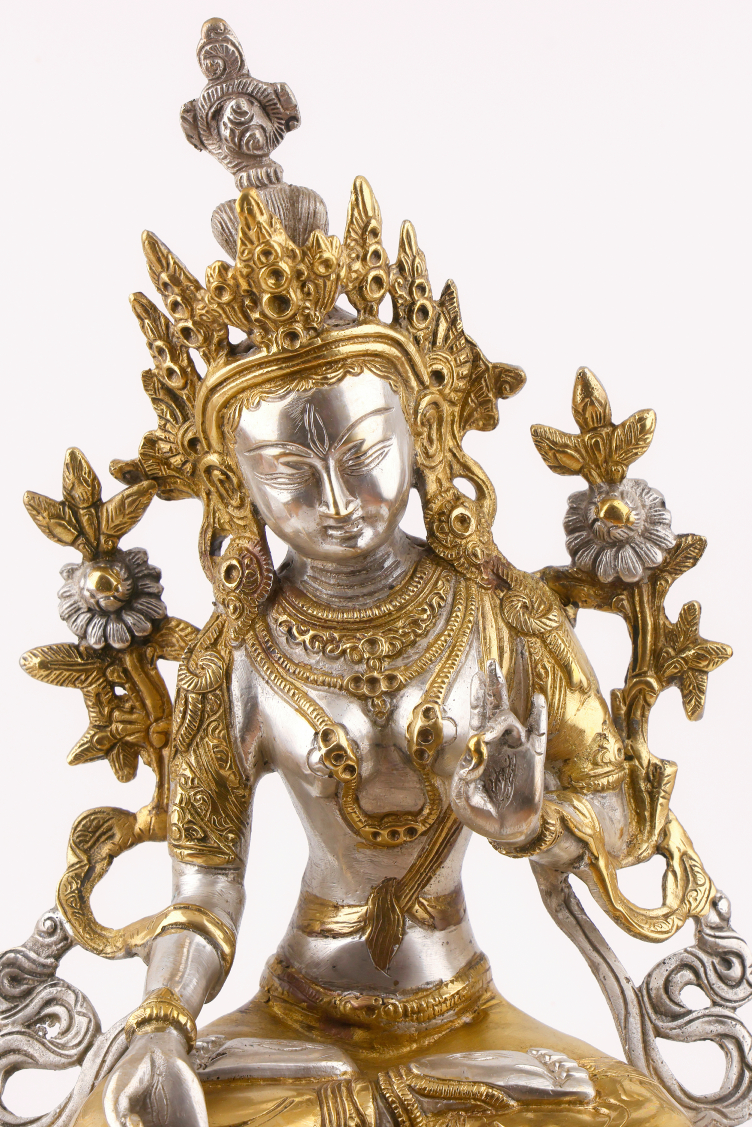 Weiße Tara Statue auf hellem Hintergrund, frontal fotografiert