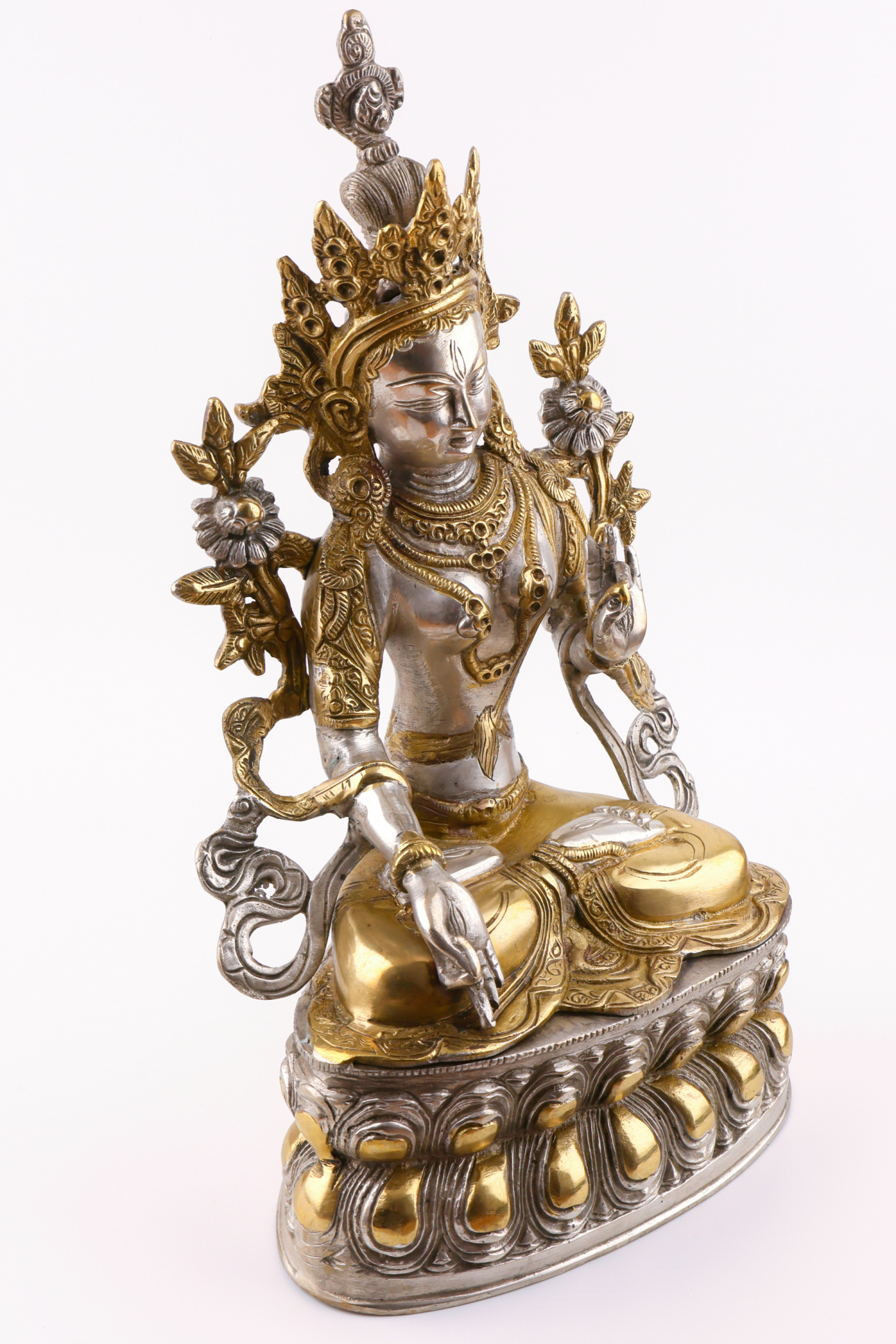 Weiße Tara Statue auf hellem Hintergrund, seitlich fotografiert