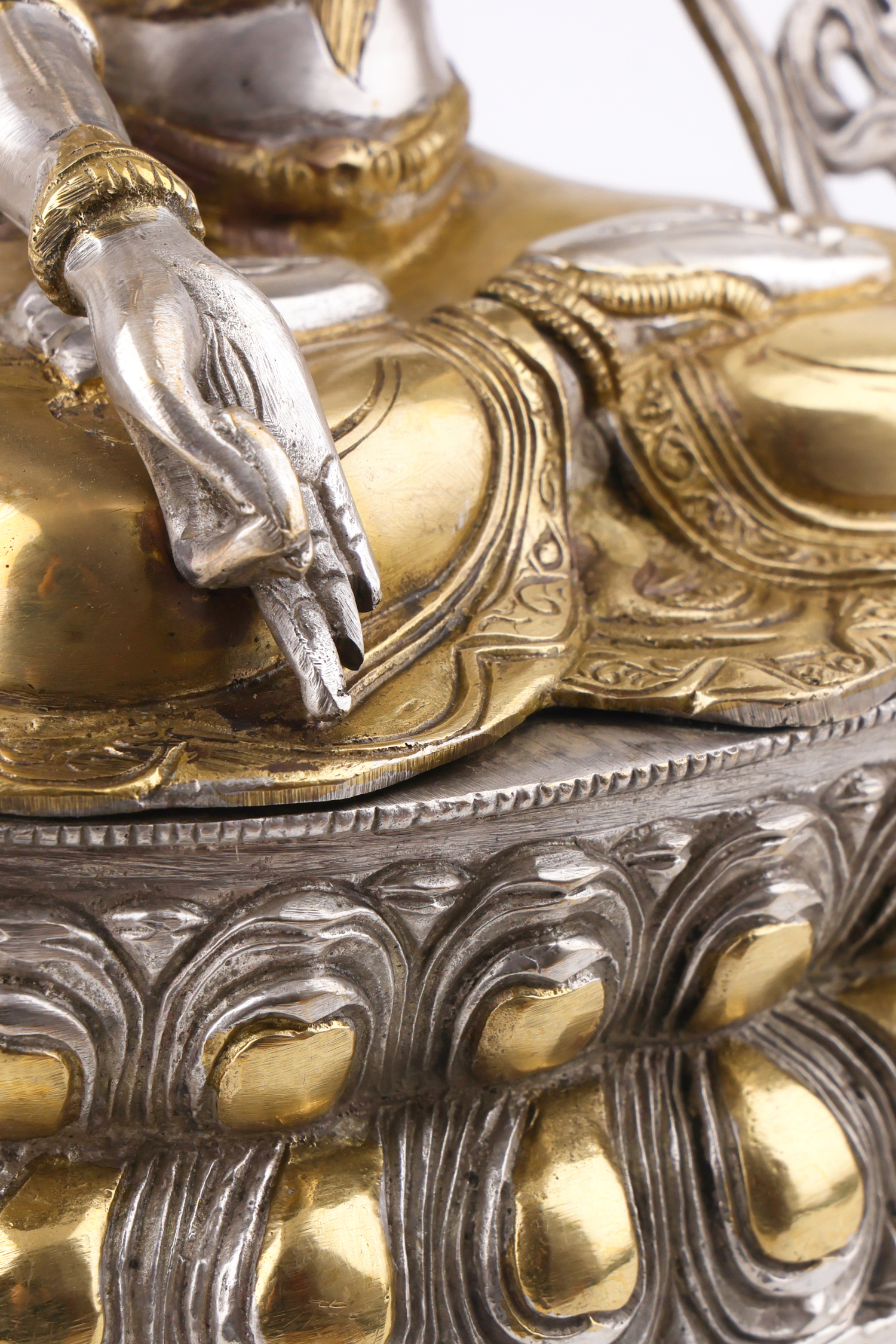 Weiße Tara Statue auf hellem Hintergrund, Hand fotografiert