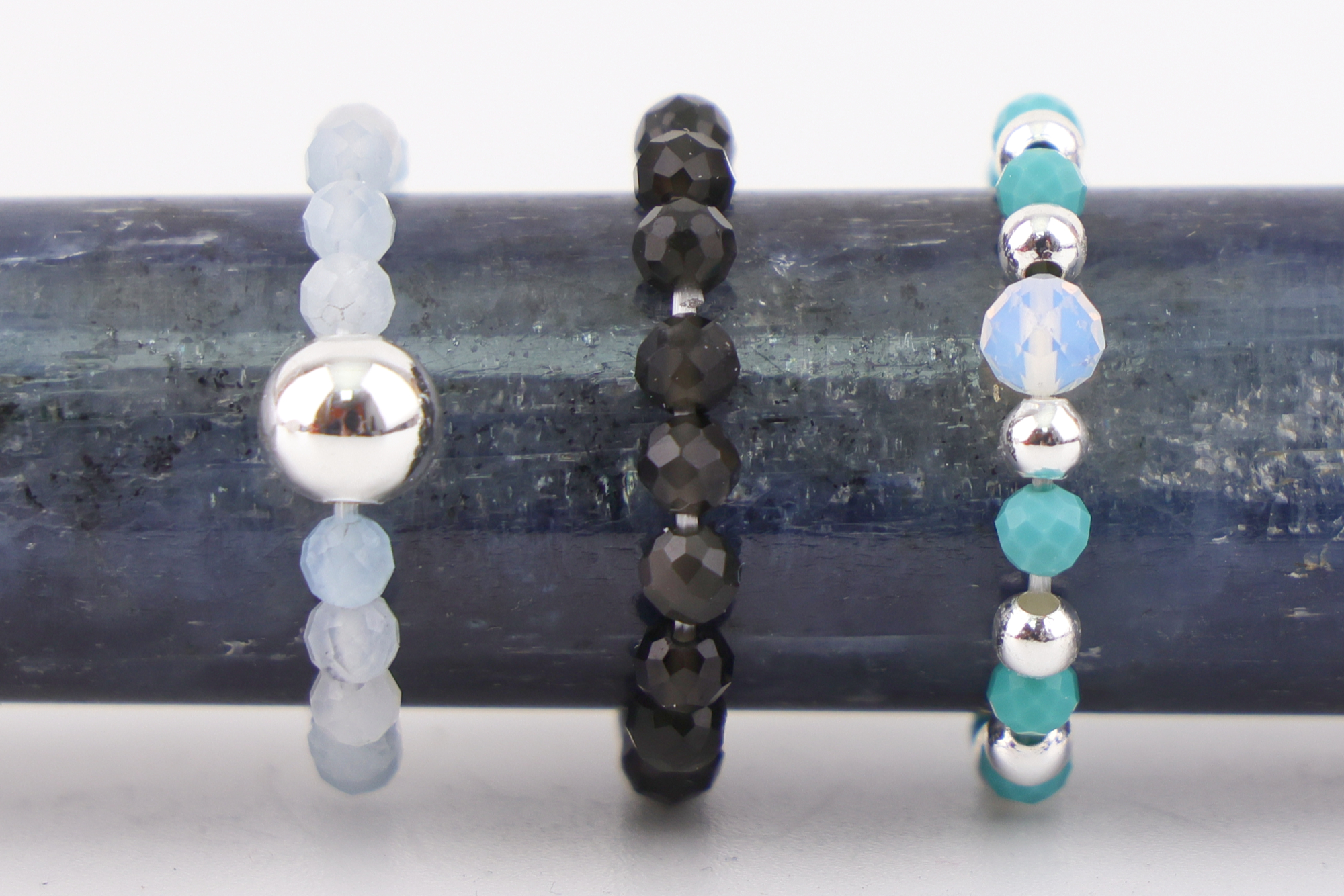 Drei Ringe – drei Facetten des Meeres
Jeder Ring steht für einen eigenen Ausdruck des Ozeans und kann einzeln oder im Set getragen werden