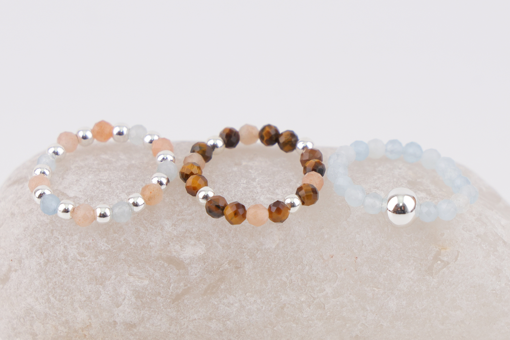 Drei Ringe – drei Stimmungen des Meeres
Jeder Ring trägt eine eigene Bedeutung und kann einzeln oder im Set getragen werden