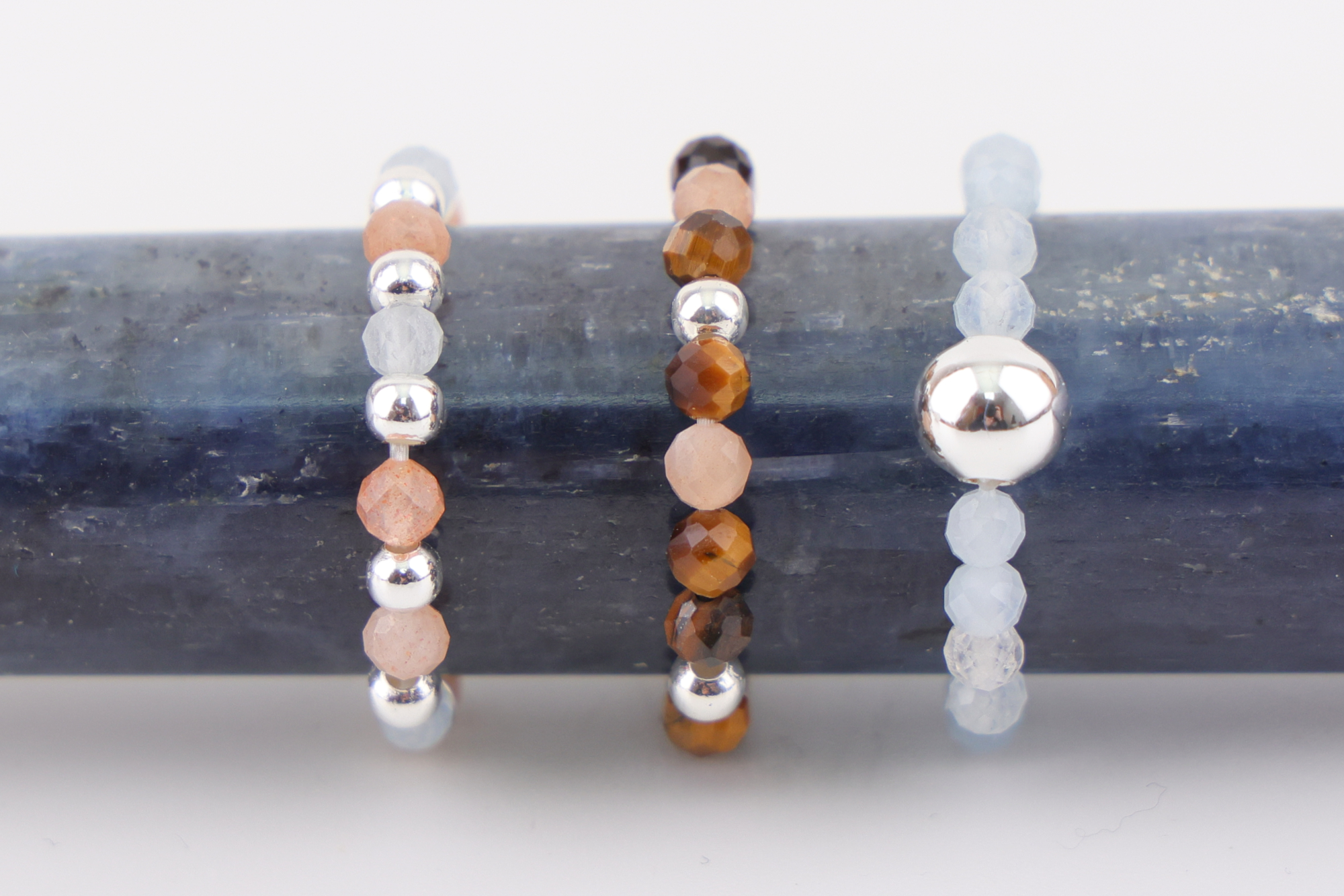 Drei Ringe – drei Stimmungen des Meeres
Jeder Ring trägt eine eigene Bedeutung und kann einzeln oder im Set getragen werden