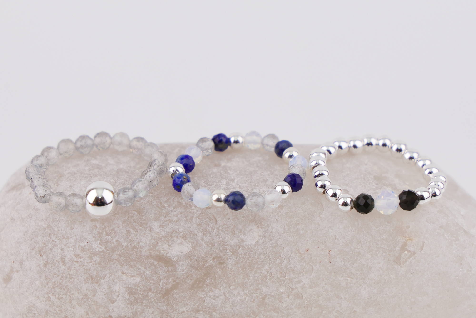 Das Nymph Edelsteinring‑Set – Nordlicht fängt die Bewegung, Tiefe und Farbwechsel des Polarlichts ein. 