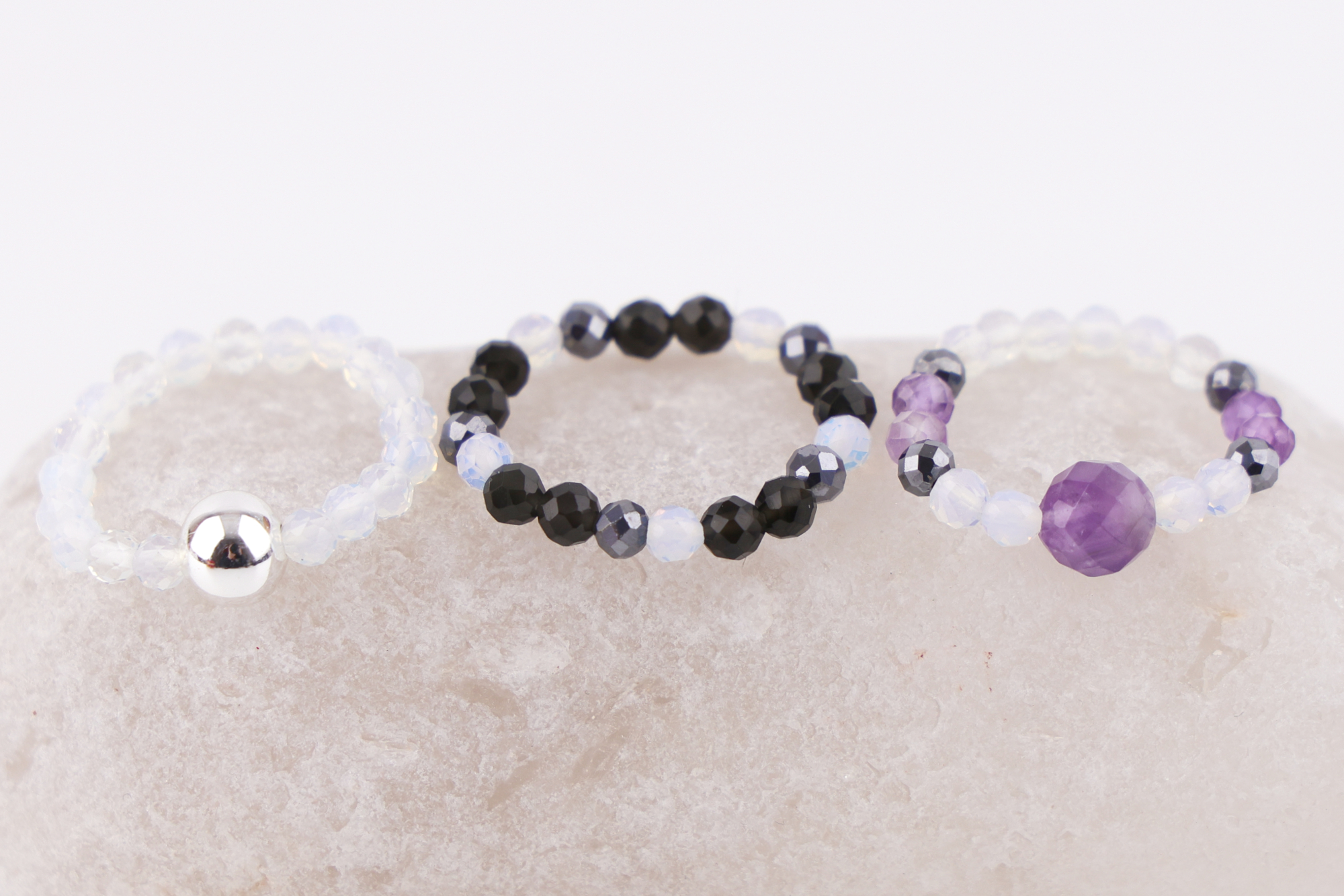 Nymph Edelsteinring-Set – Vollmond.
Drei Edelsteine – drei Facetten des Nachthimmels
Jeder Ring besitzt seine eigene Präsenz und kann einzeln oder im Set getragen werden
