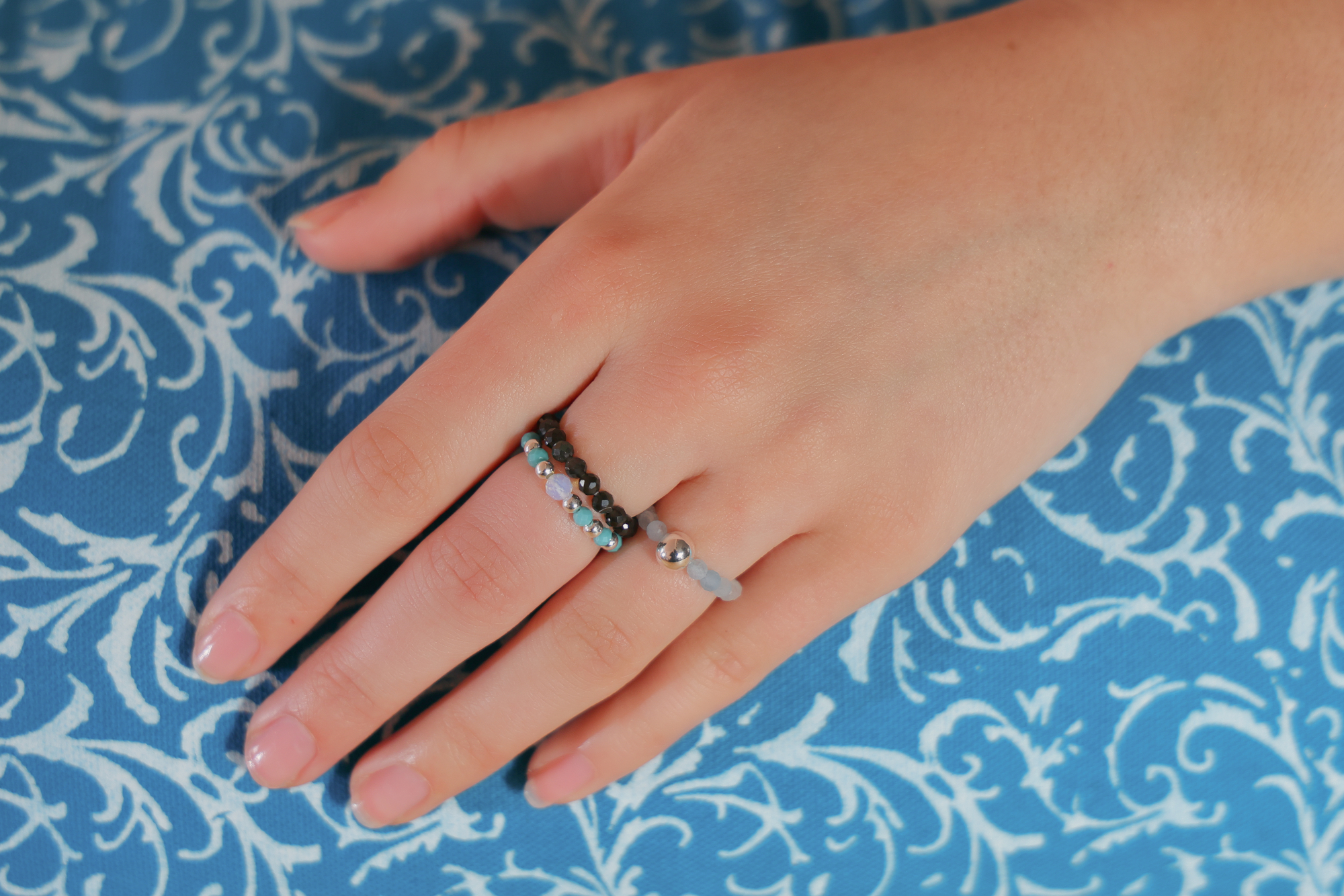 Drei Ringe – drei Facetten des Meeres
Jeder Ring steht für einen eigenen Ausdruck des Ozeans und kann einzeln oder im Set getragen werden