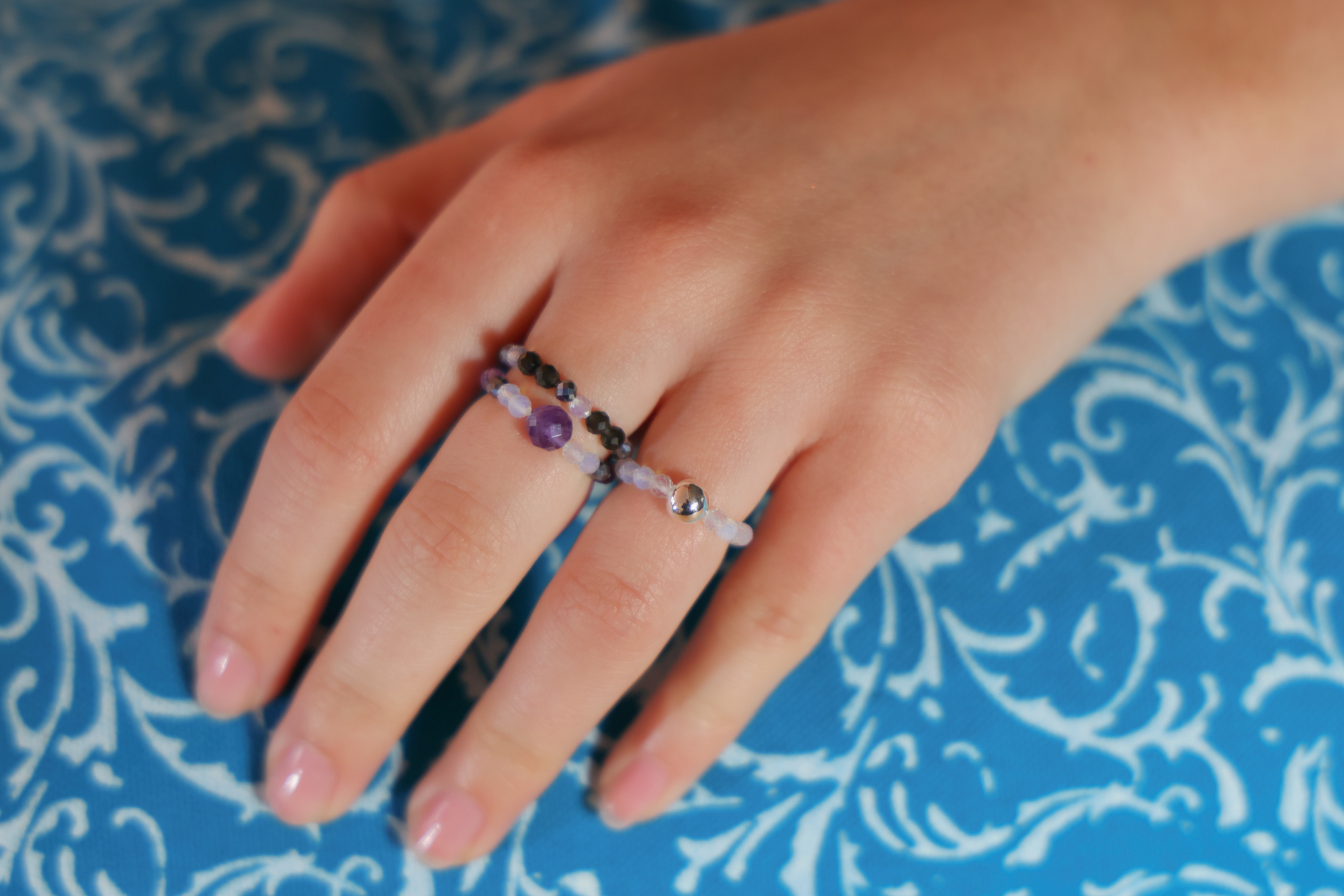 Nymph Edelsteinring-Set – Vollmond.
Drei Edelsteine – drei Facetten des Nachthimmels
Jeder Ring besitzt seine eigene Präsenz und kann einzeln oder im Set getragen werden
