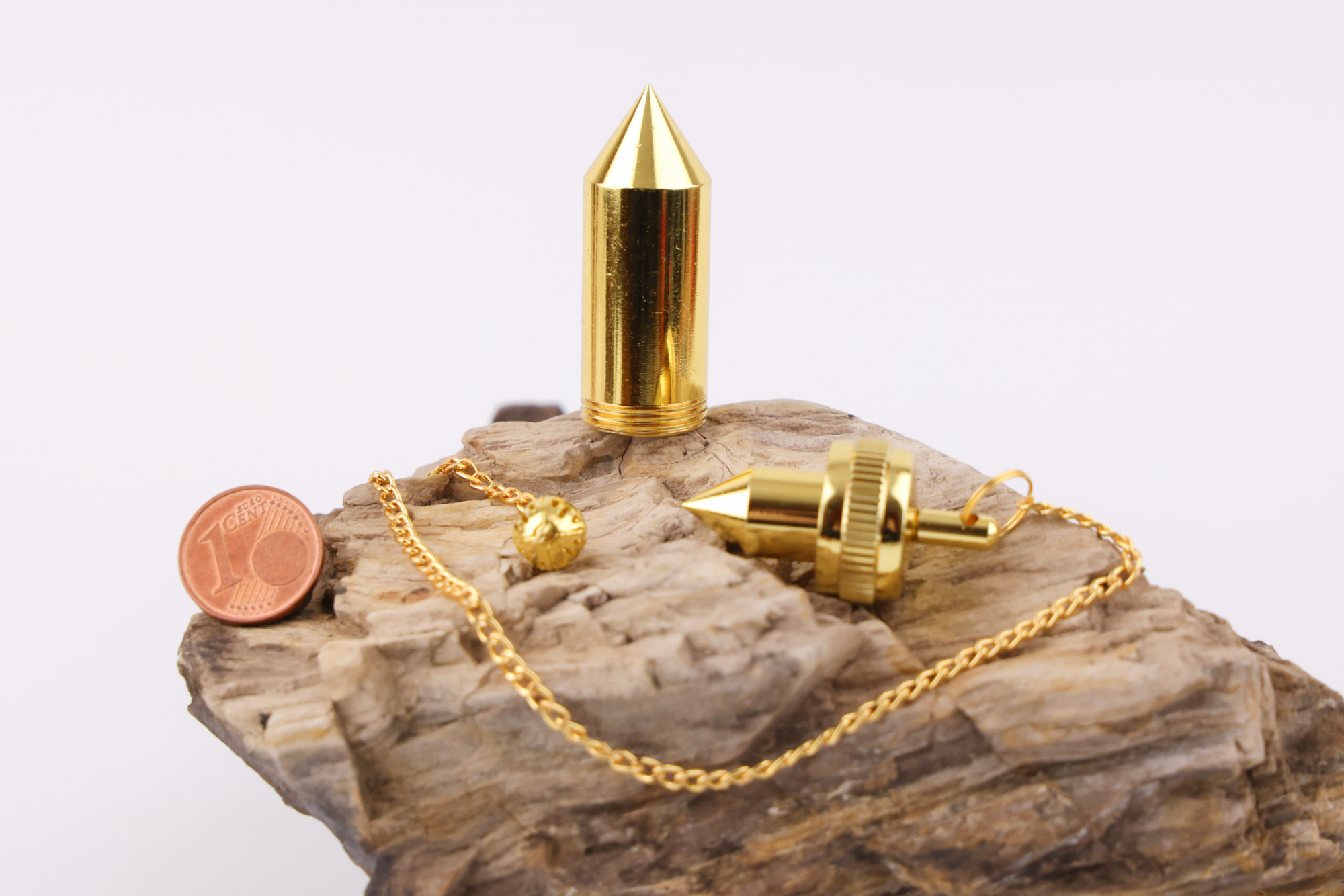 Vergoldetes Mermet‑Pendel aus Messing – präzise, ausgewogen und befüllbar.