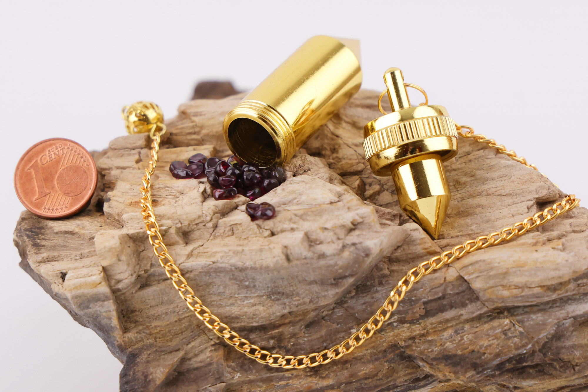 Vergoldetes Mermet‑Pendel aus Messing – präzise, ausgewogen und befüllbar.