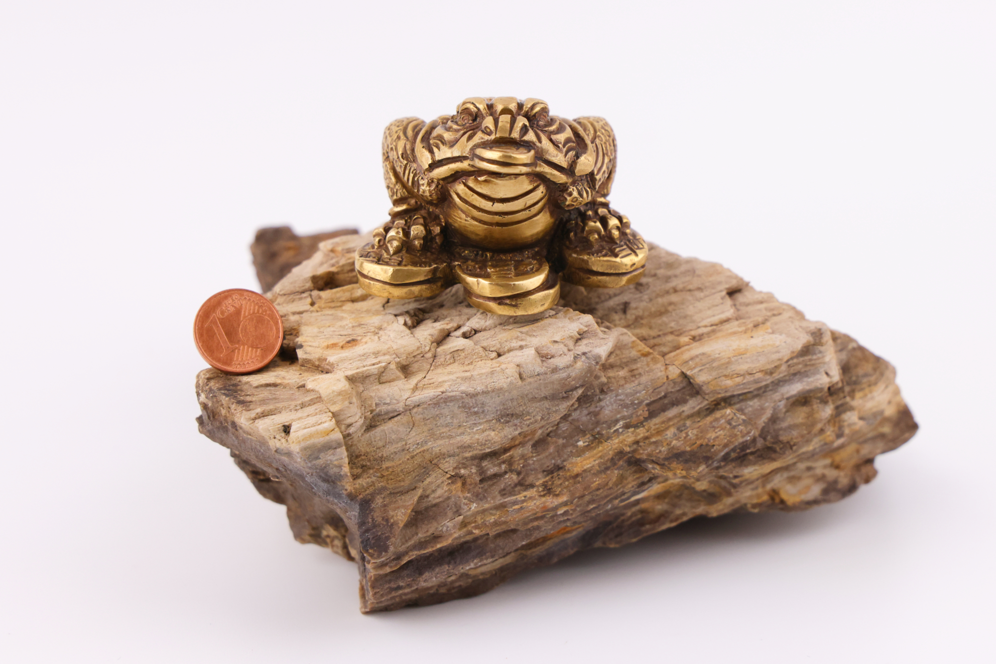 Dreibeiniger Geldfrosch aus Messing – traditioneller Feng‑Shui‑Glücksbringer mit Münze.