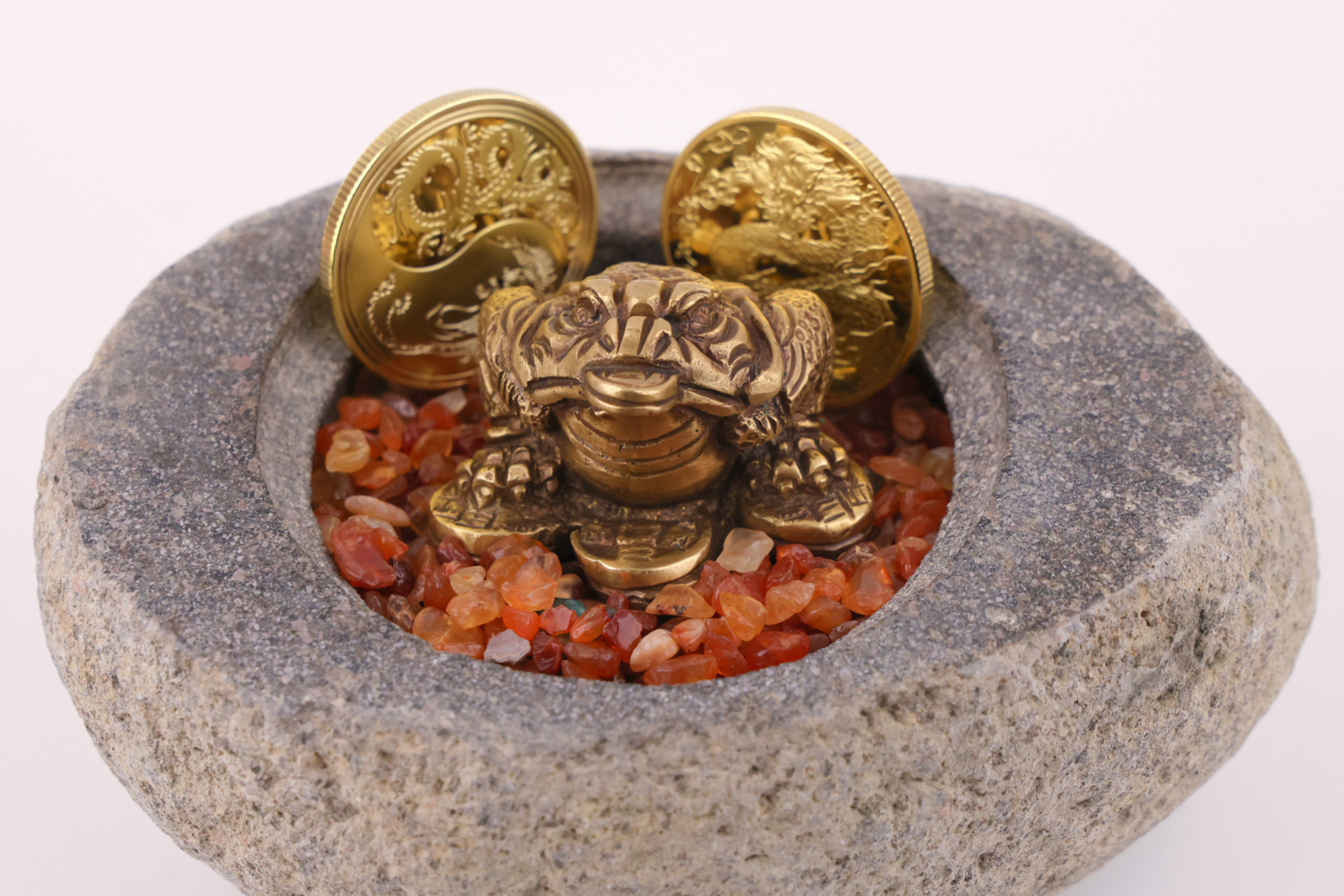 Großer Erdungs‑Topf aus massivem Flussstein – naturbelassen, schwer, haptisch und perfekt für Edelsteine oder symbolische Arrangements