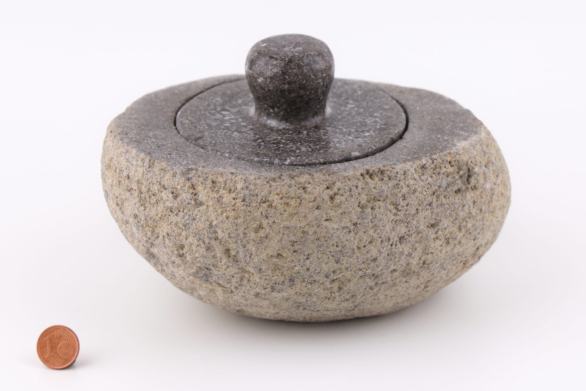 Großer Erdungs‑Topf aus massivem Flussstein – naturbelassen, schwer, haptisch und perfekt für Edelsteine oder symbolische Arrangements