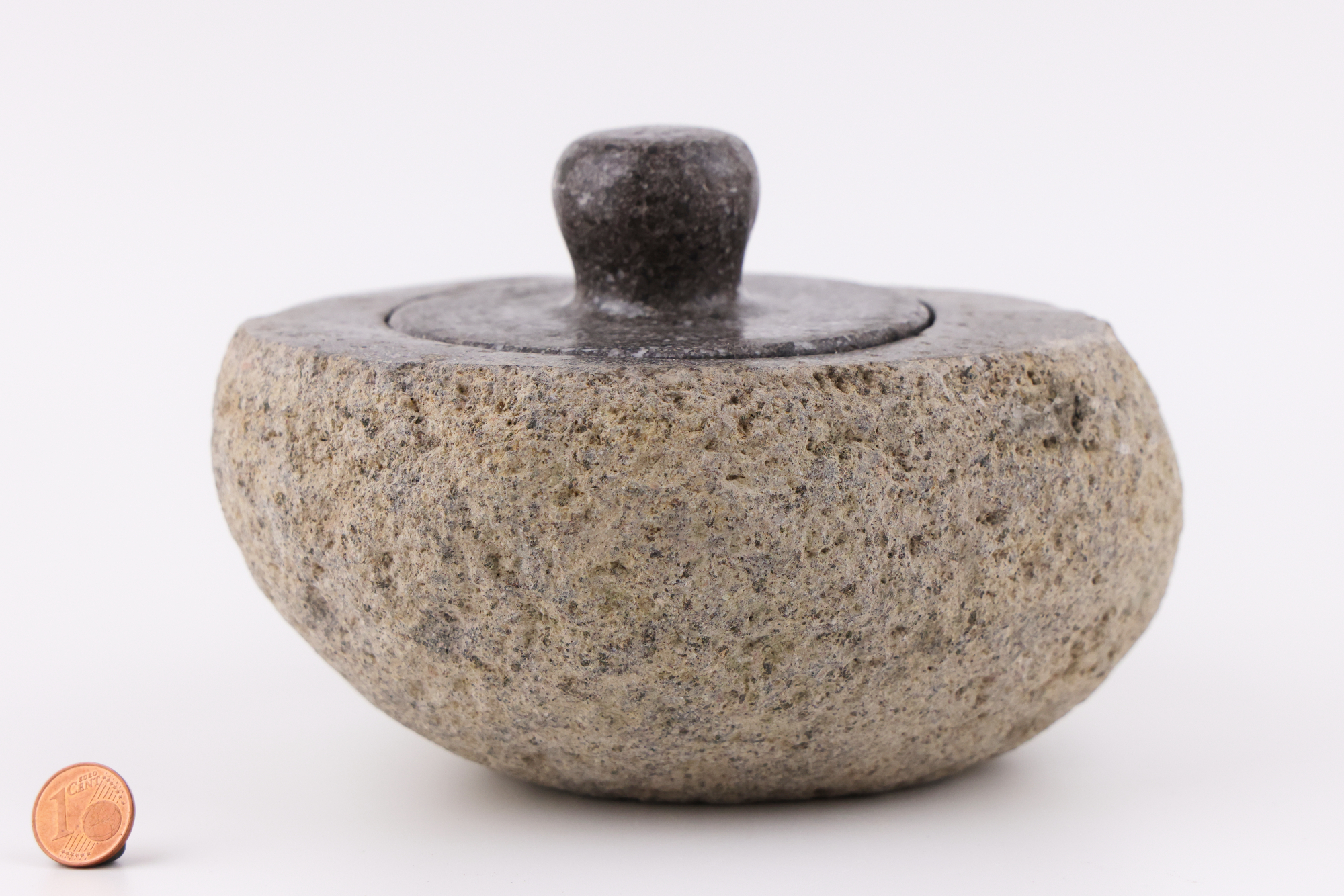 Großer Erdungs‑Topf aus massivem Flussstein – naturbelassen, schwer, haptisch und perfekt für Edelsteine oder symbolische Arrangements