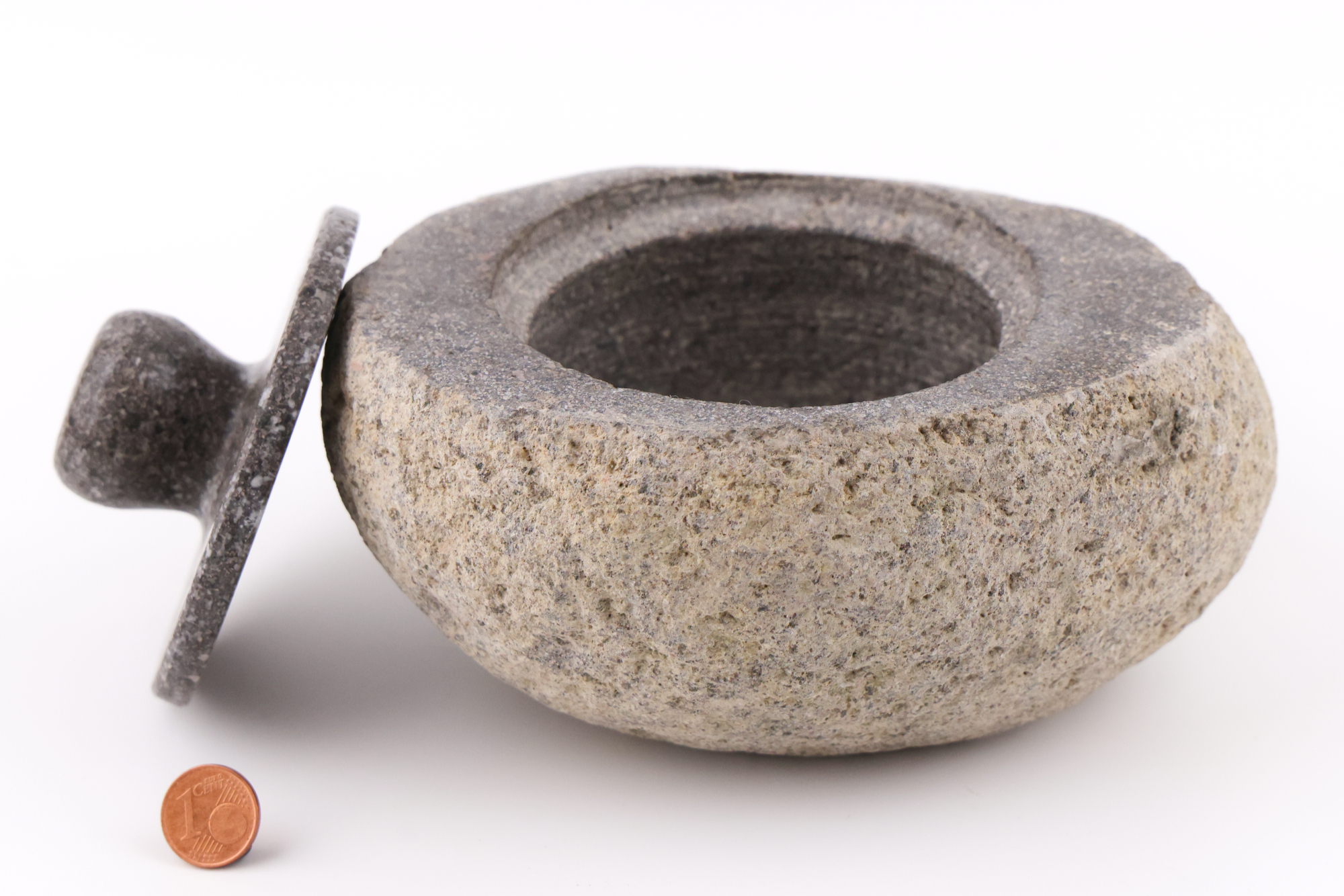 Großer Erdungs‑Topf aus massivem Flussstein – naturbelassen, schwer, haptisch und perfekt für Edelsteine oder symbolische Arrangements