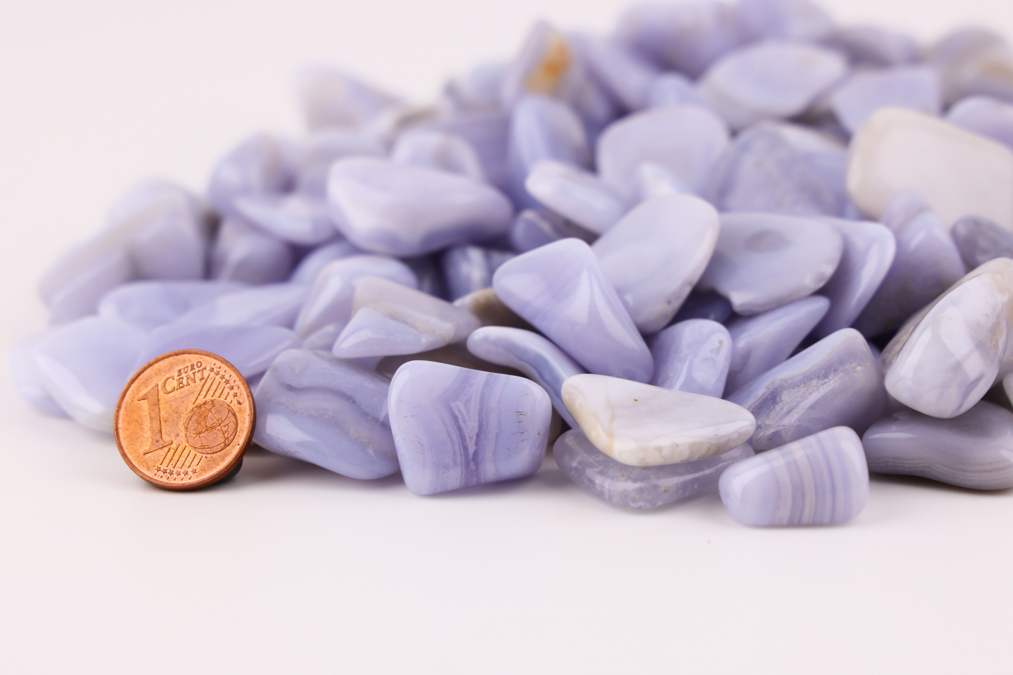 Hellblauer Chalcedon – Glatt geschliffene Trommelsteine (Naturunikate)