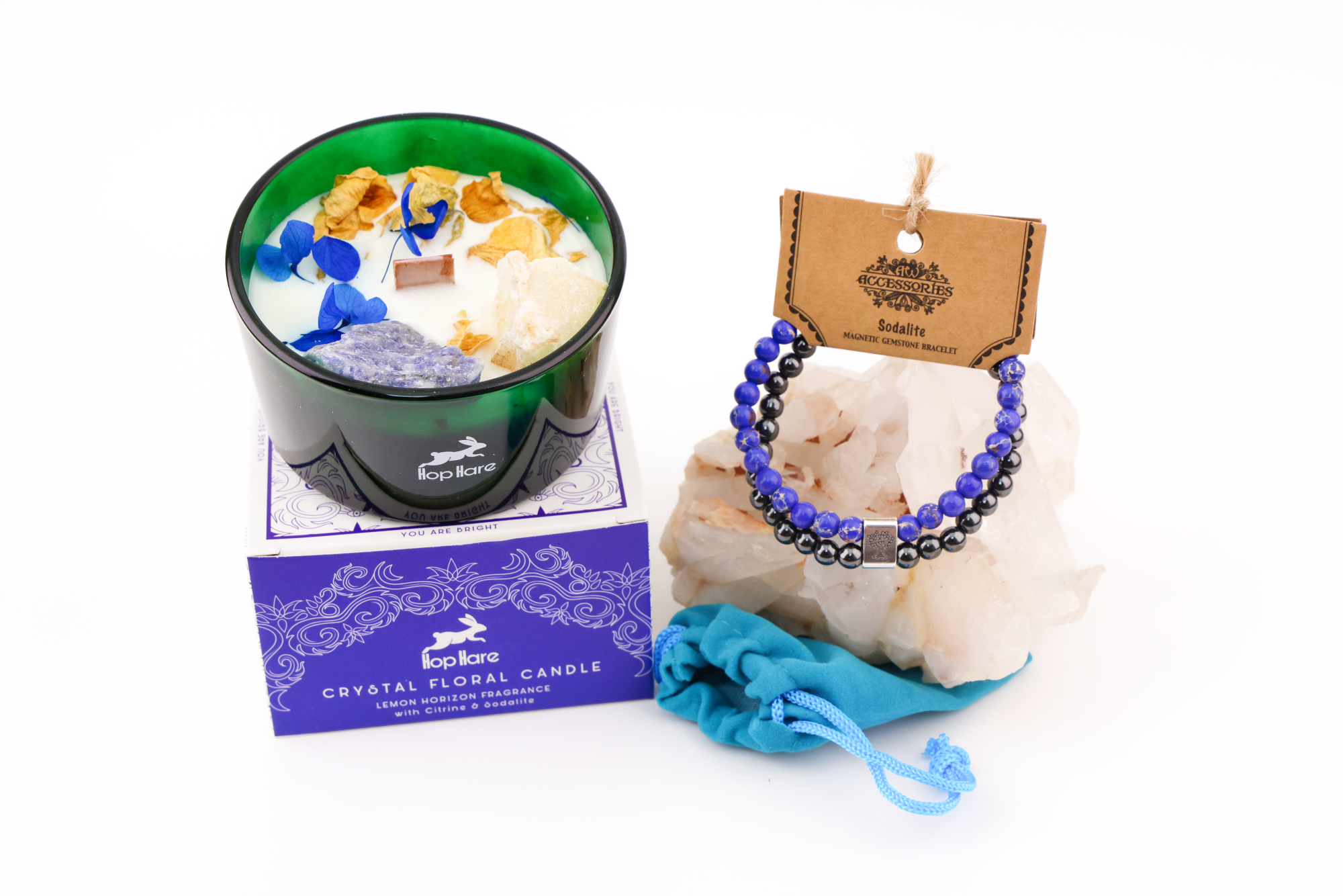 Hop Hare Kerze mit Citrin und Sodalith sowie Sodalith‑Magnetarmband auf Bergkristallen, Produktset für Achtsamkeit.