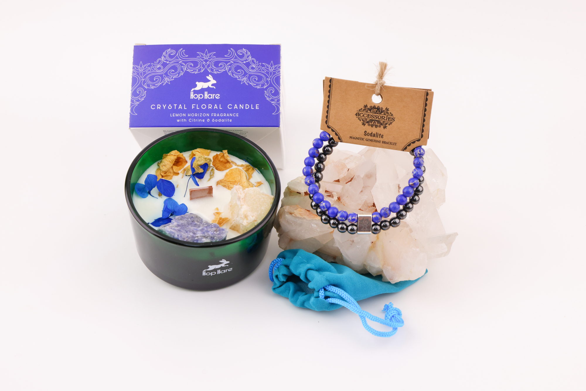 Hop Hare Kerze mit Citrin und Sodalith sowie Sodalith‑Magnetarmband auf Bergkristallen, Produktset für Achtsamkeit.
